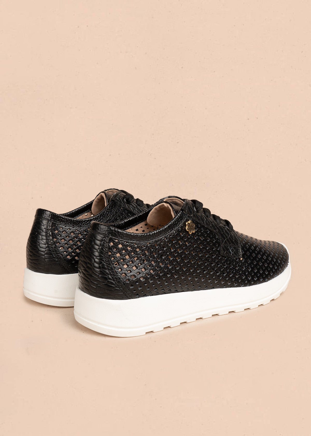 Tenis deportivos de cuero color negro con perforaciones 106555
