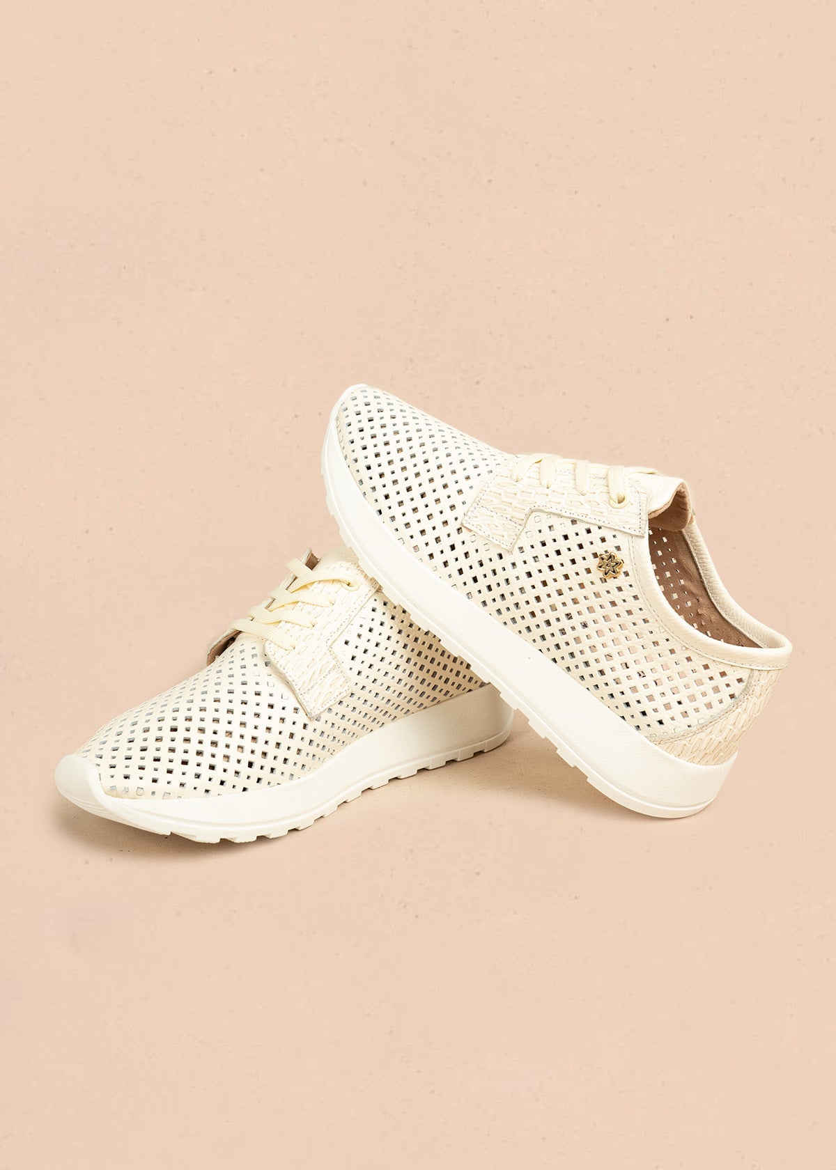 Tenis deportivos de cuero color talco con perforaciones 106555