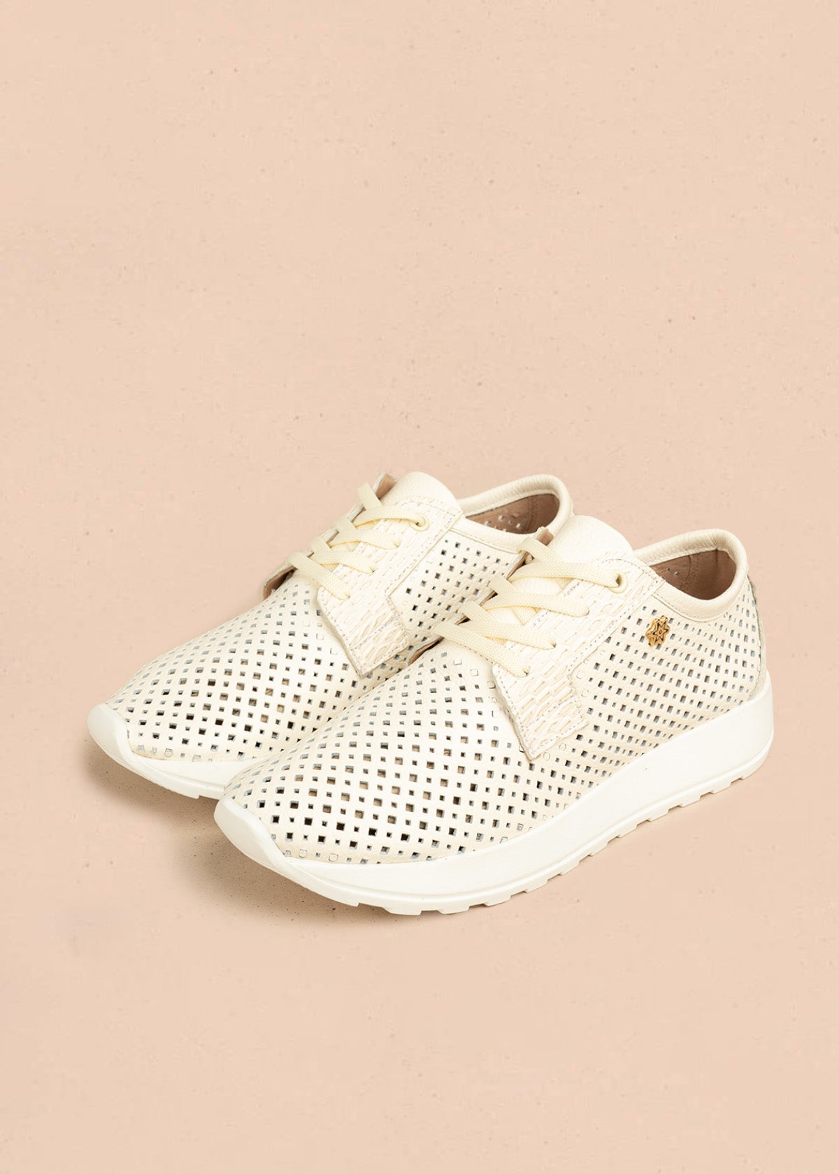 Tenis casuales de cuero color talco con perforaciones 106555