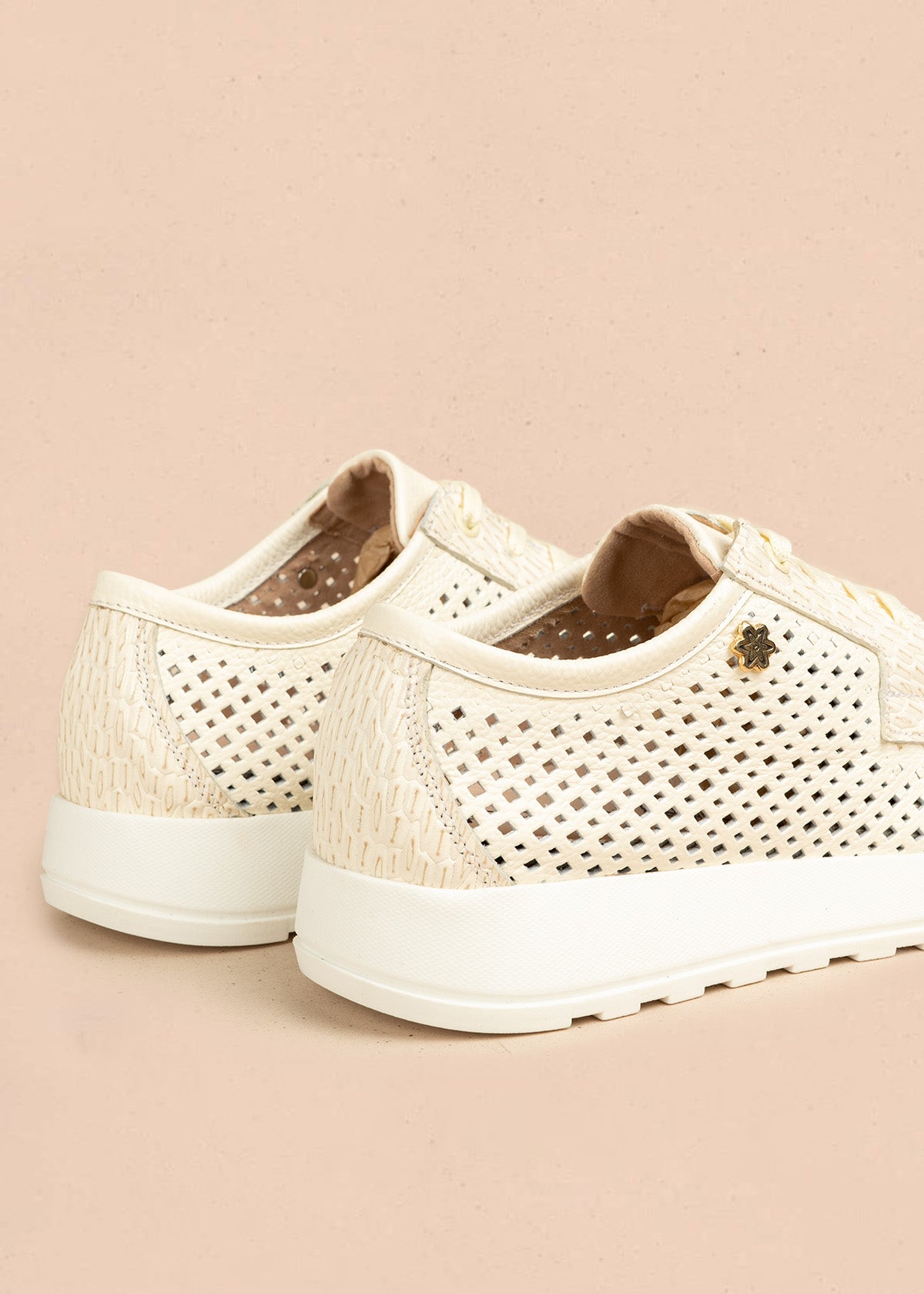 Tenis casuales de cuero color talco con perforaciones 106555