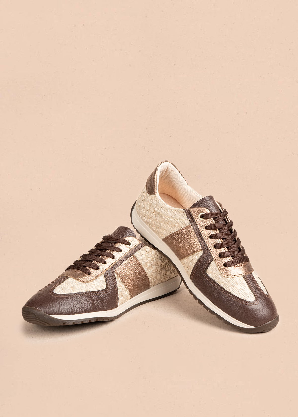 Tenis casuales en cuero color bronce con texturizado 106556