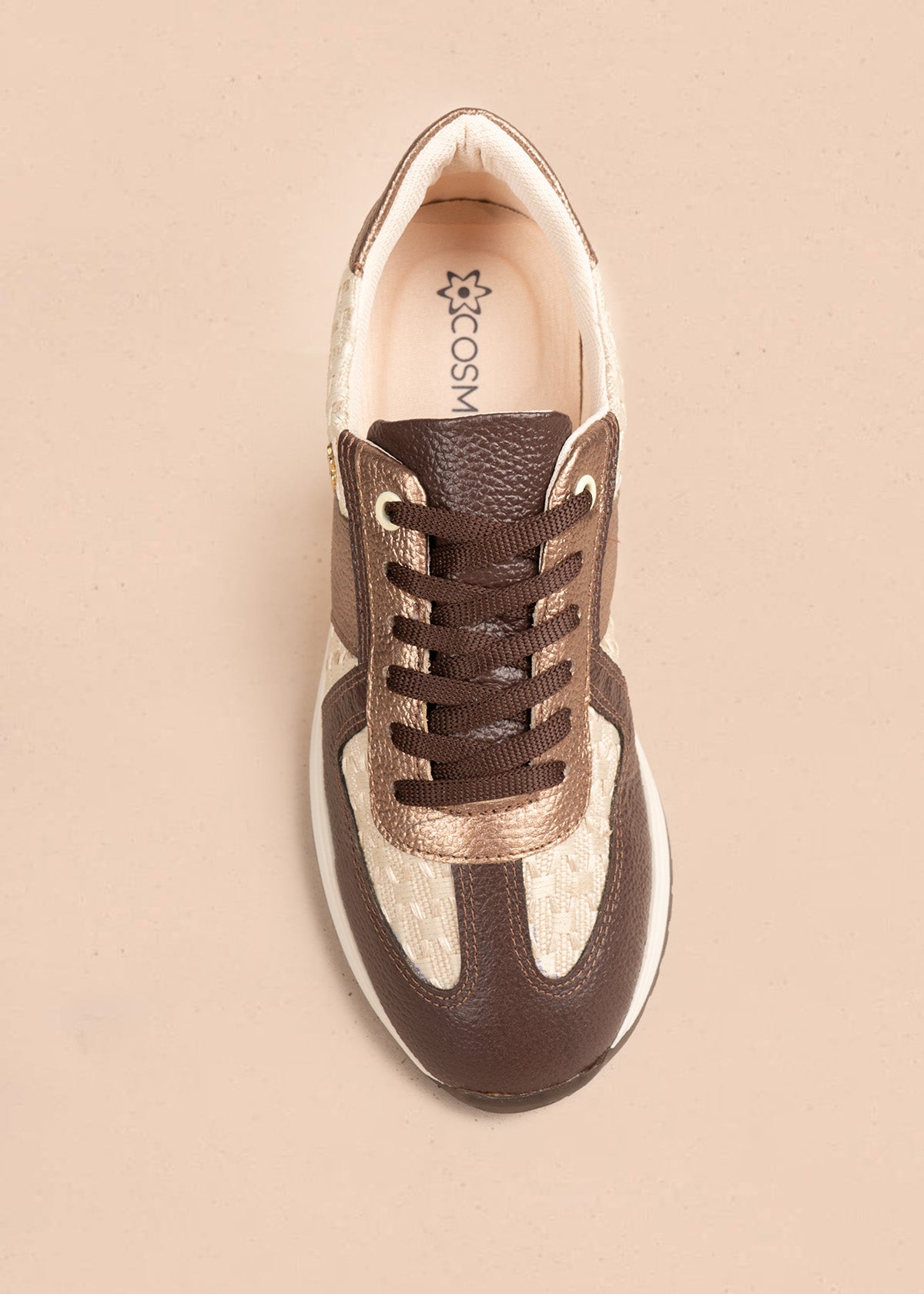 Tenis casuales en cuero color bronce con texturizado 106556