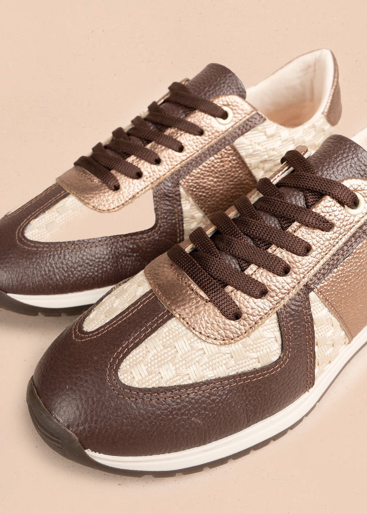 Tenis casuales en cuero color bronce con texturizado 106556