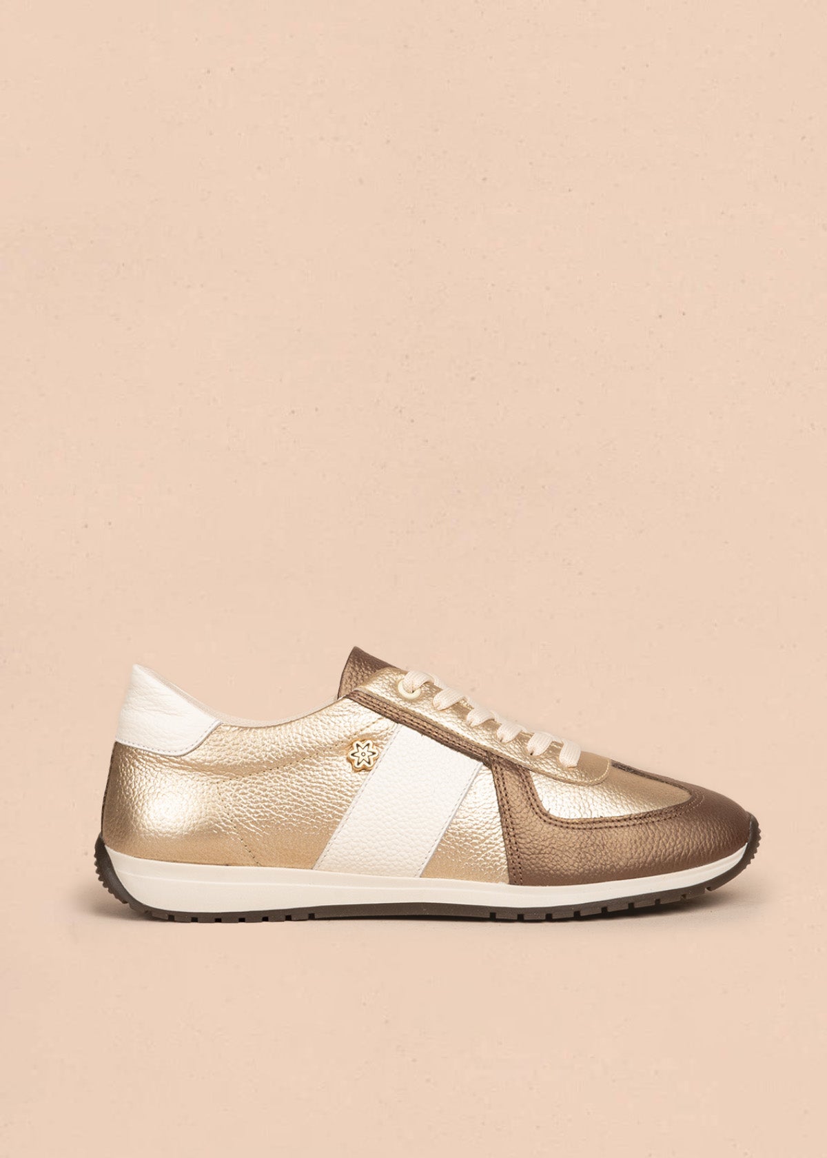 Tenis casuales en cuero color talco con texturizado 106556