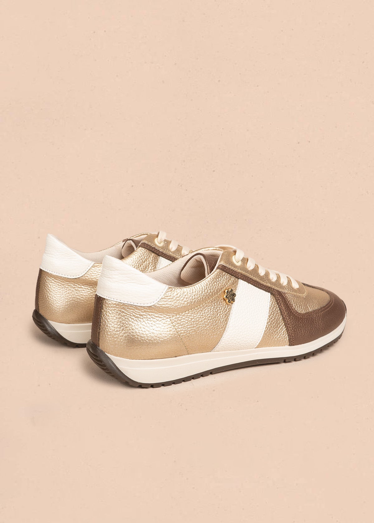 Tenis casuales en cuero color talco con texturizado 106556