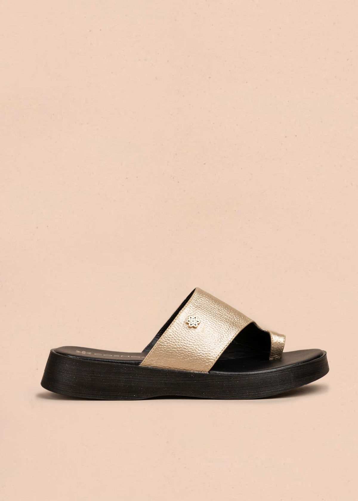 Sandalias en cuero color champaña con suela chunky 106557
