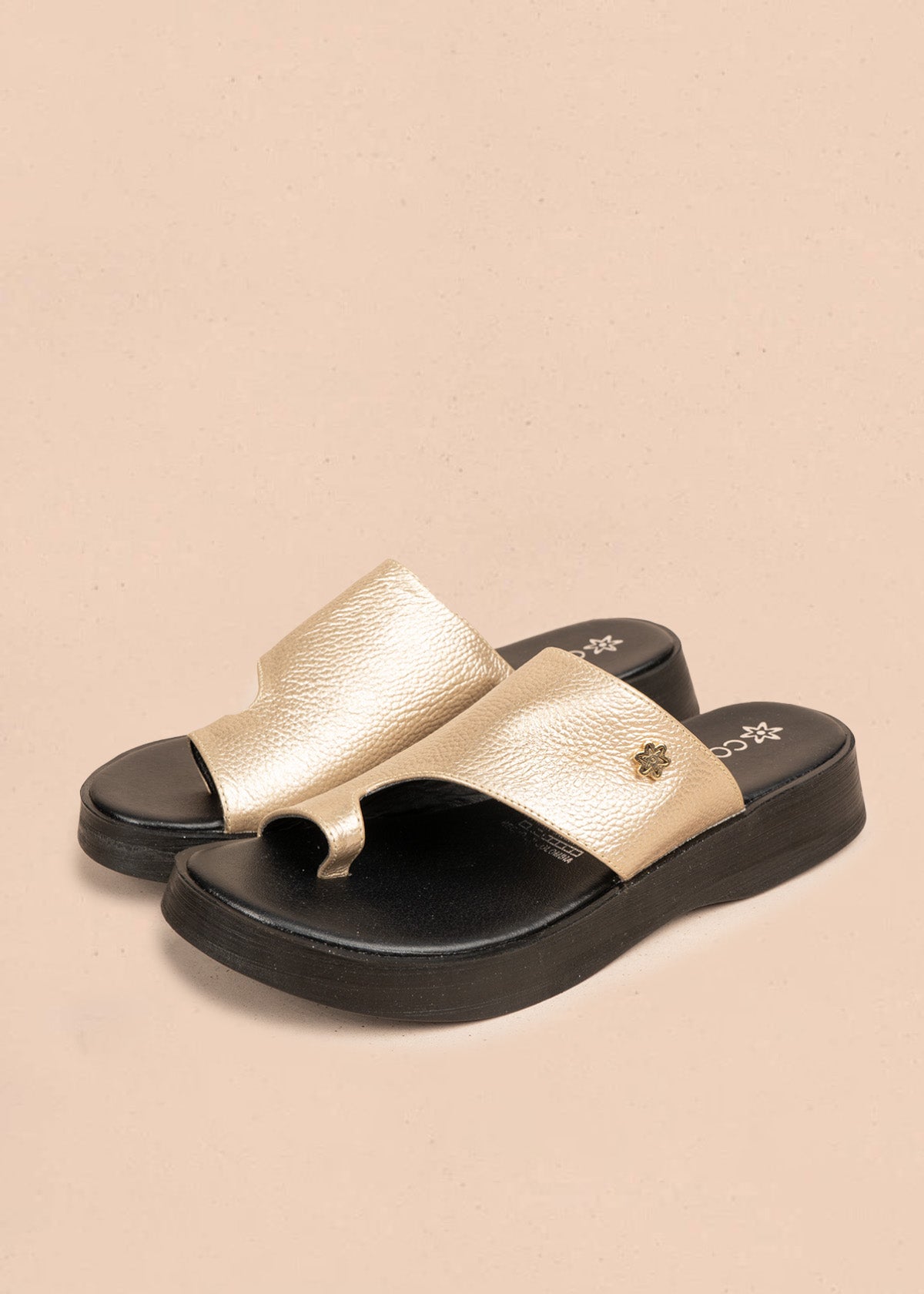 Sandalias en cuero color champaña con suela chunky 106557