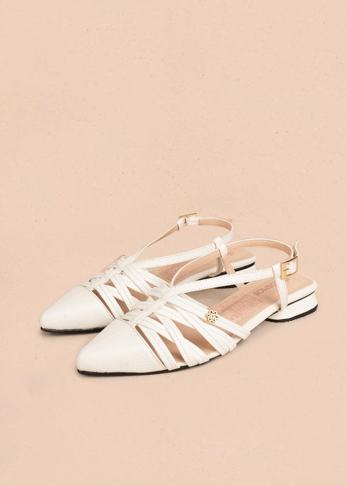Tacones trabilla en cuero color talco con tiras entrecruzadas 106559