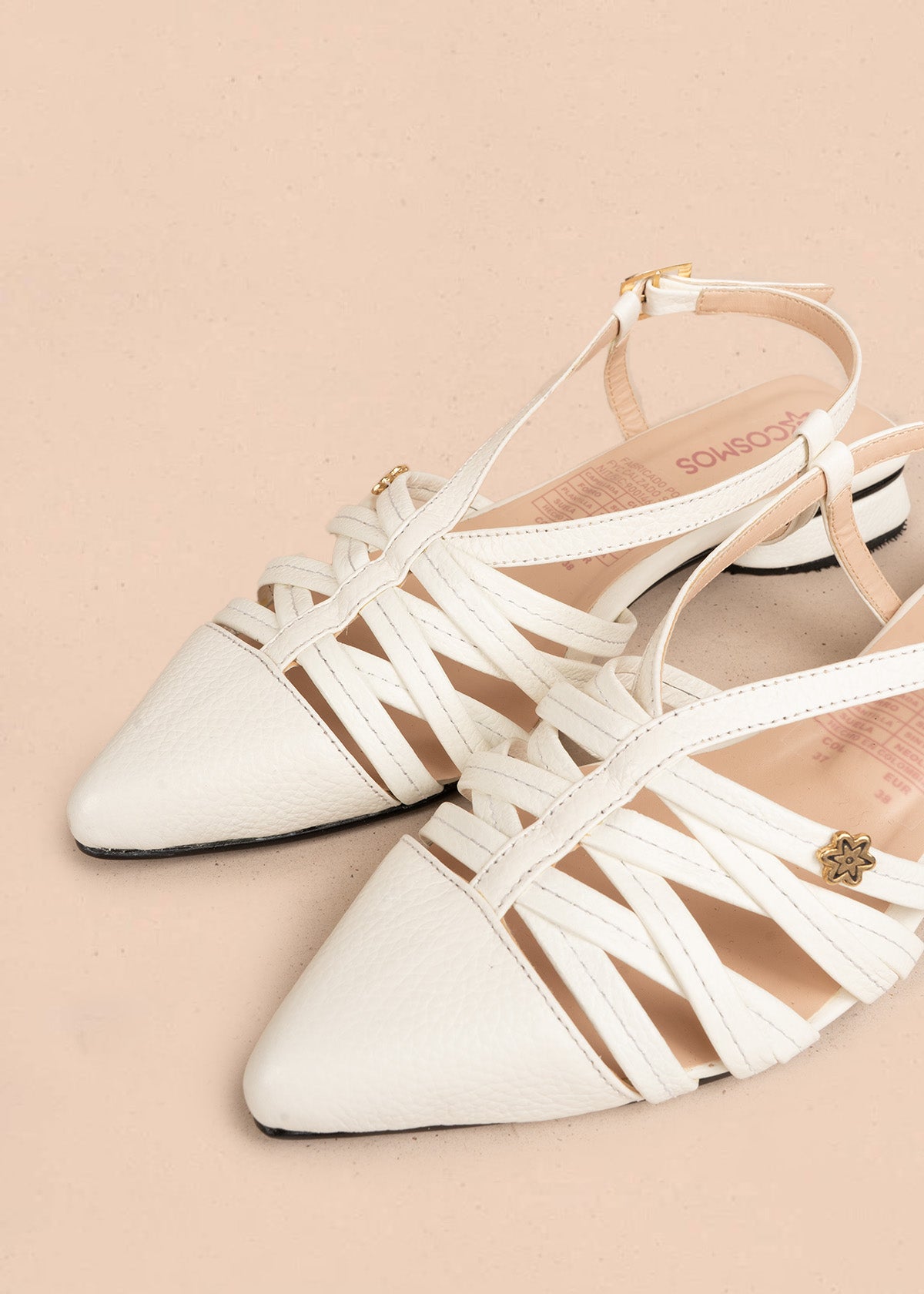 Tacones trabilla en cuero color talco con tiras entrecruzadas 106559