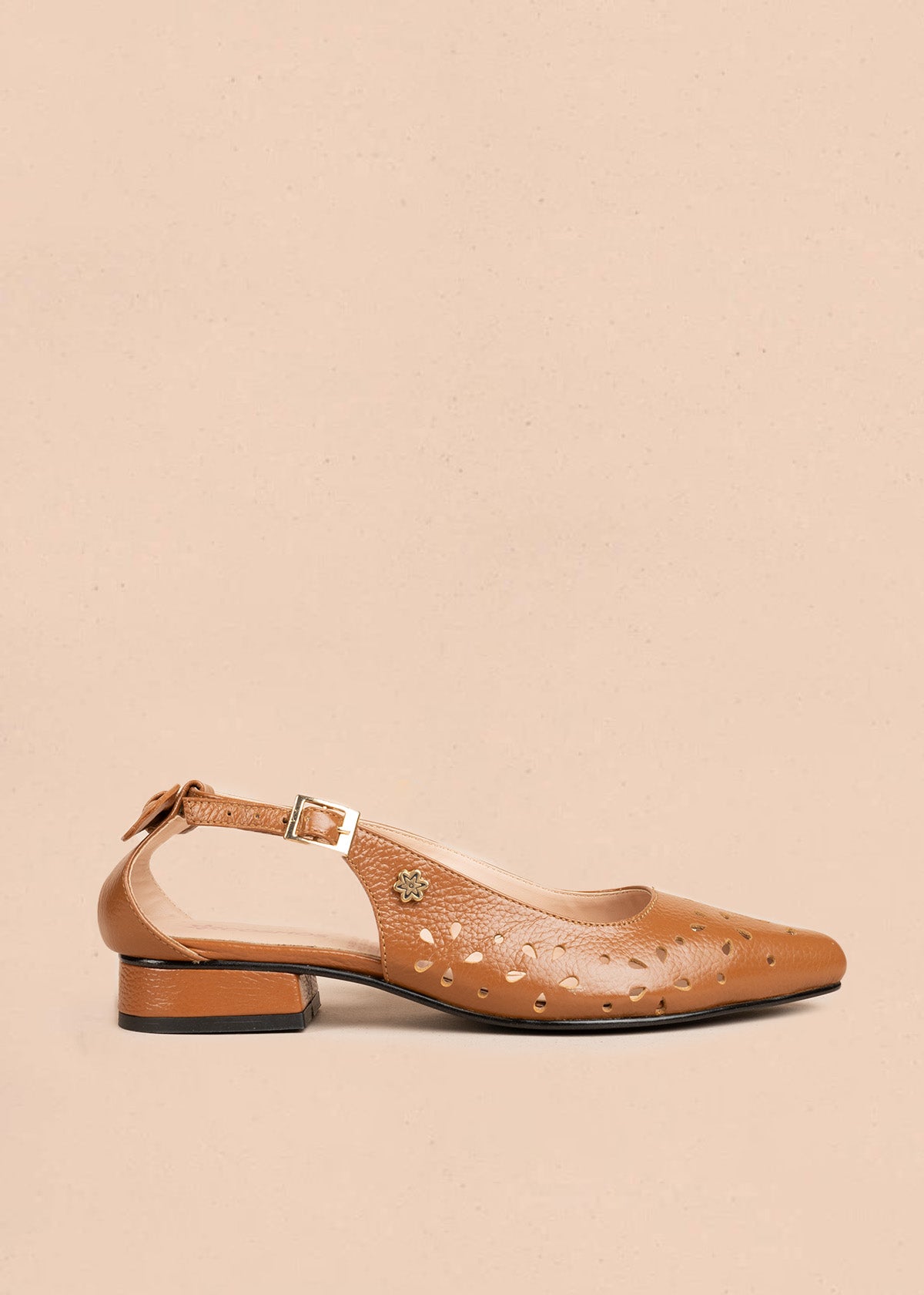 Tacones trabilla en cuero color miel con perforaciones florales 106560