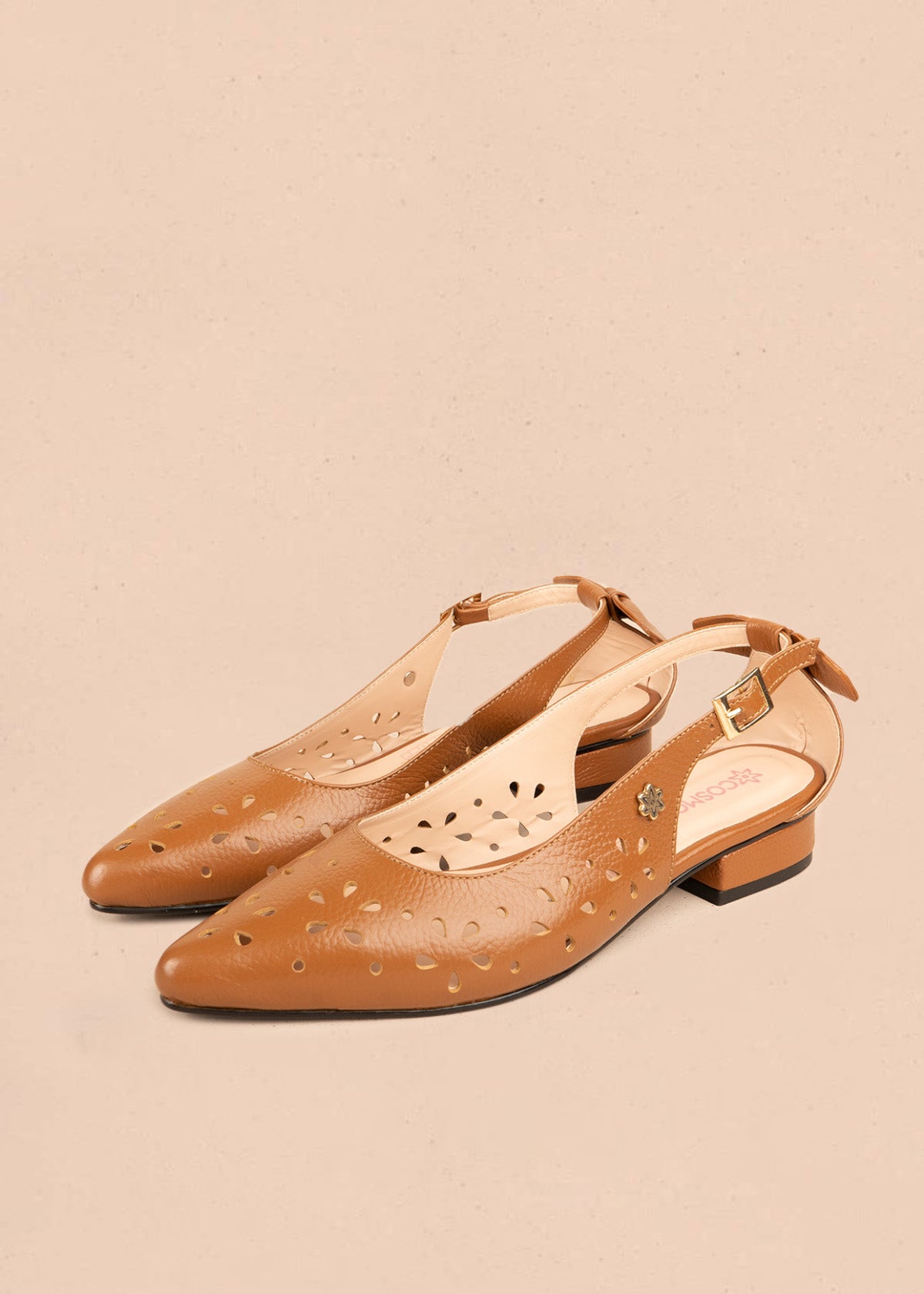 Tacones trabilla en cuero color miel con perforaciones florales 106560