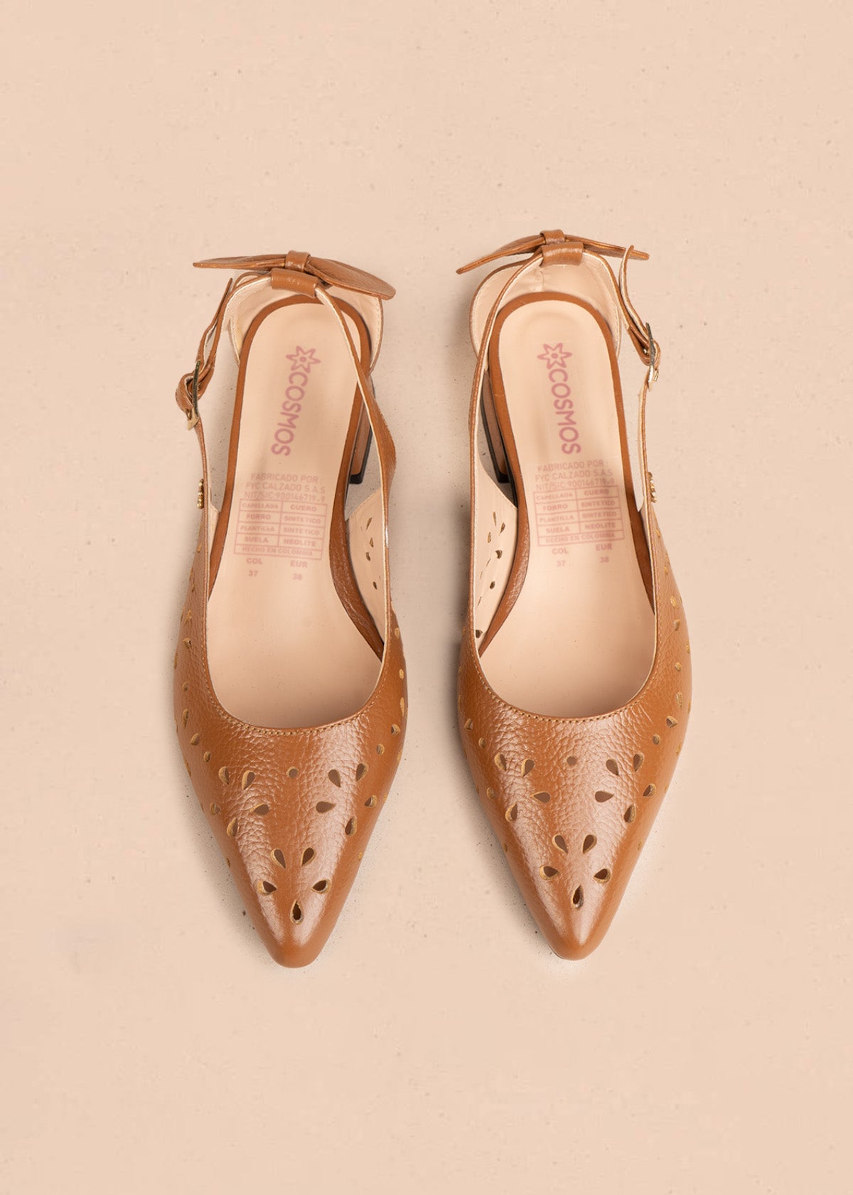 Tacones trabilla en cuero color miel con perforaciones florales 106560