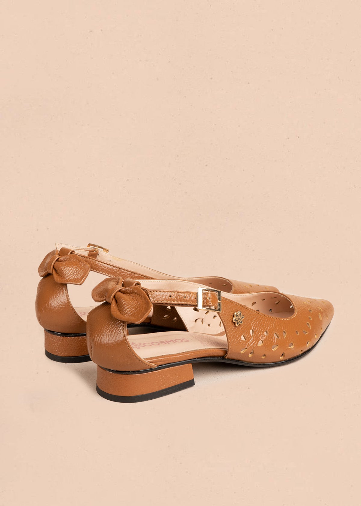 Tacones trabilla en cuero color miel con perforaciones florales 106560