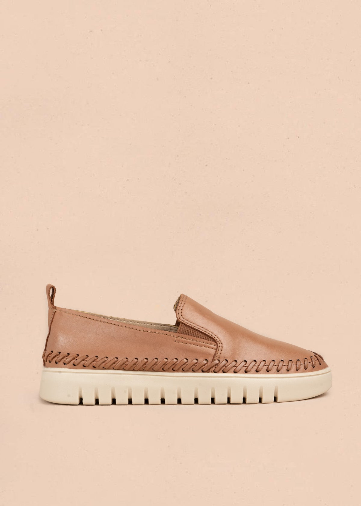 Zapato cerrado en cuero color moca con pespunte en zigzag en el contorno y elástico lateral 106564