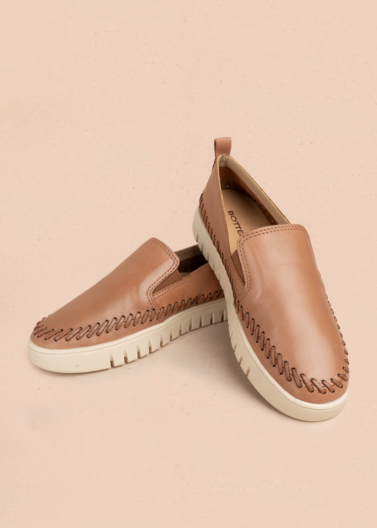 Zapato cerrado en cuero color moca con pespunte en zigzag en el contorno y elástico lateral 106564