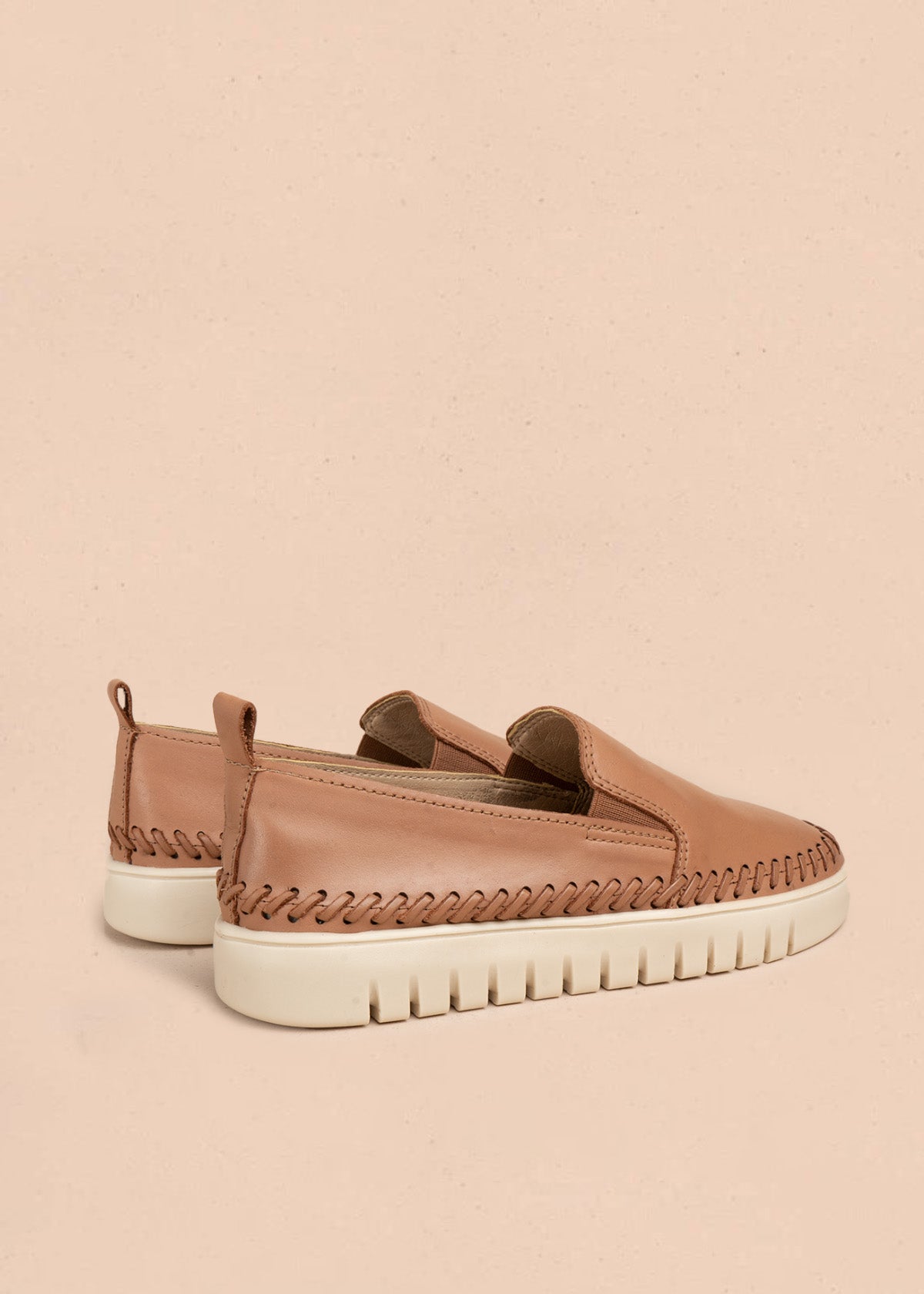 Zapato cerrado en cuero color moca con pespunte en zigzag en el contorno y elástico lateral 106564