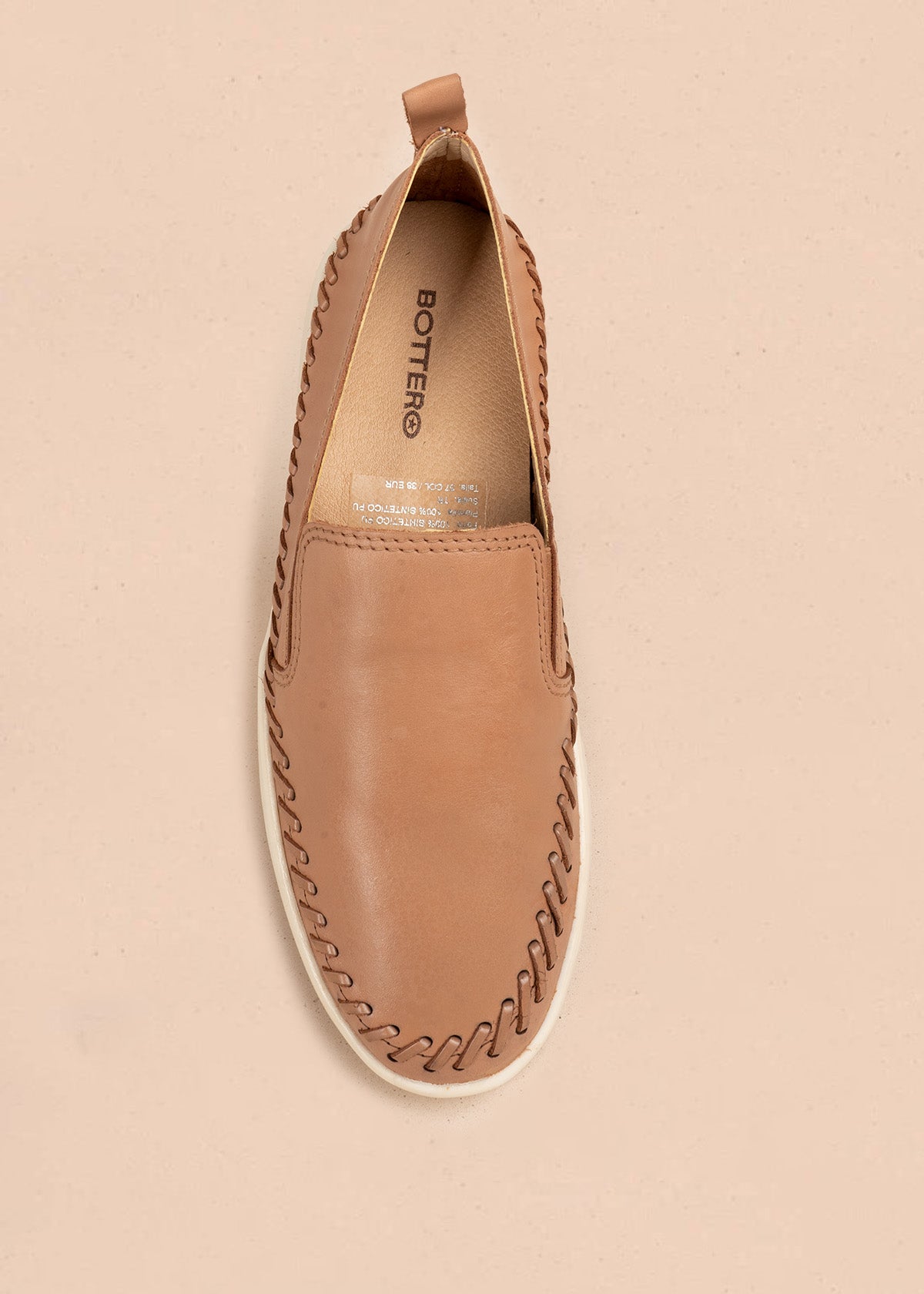 Zapato cerrado en cuero color moca con pespunte en zigzag en el contorno y elástico lateral 106564