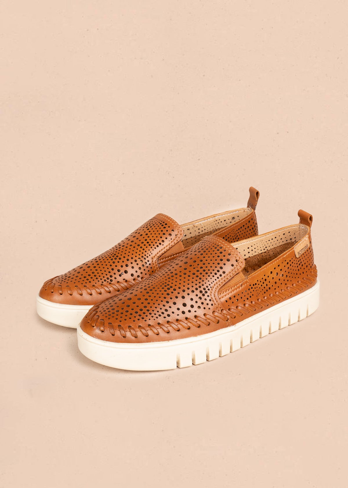 Zapato cerrado de cuero en color miel 106565