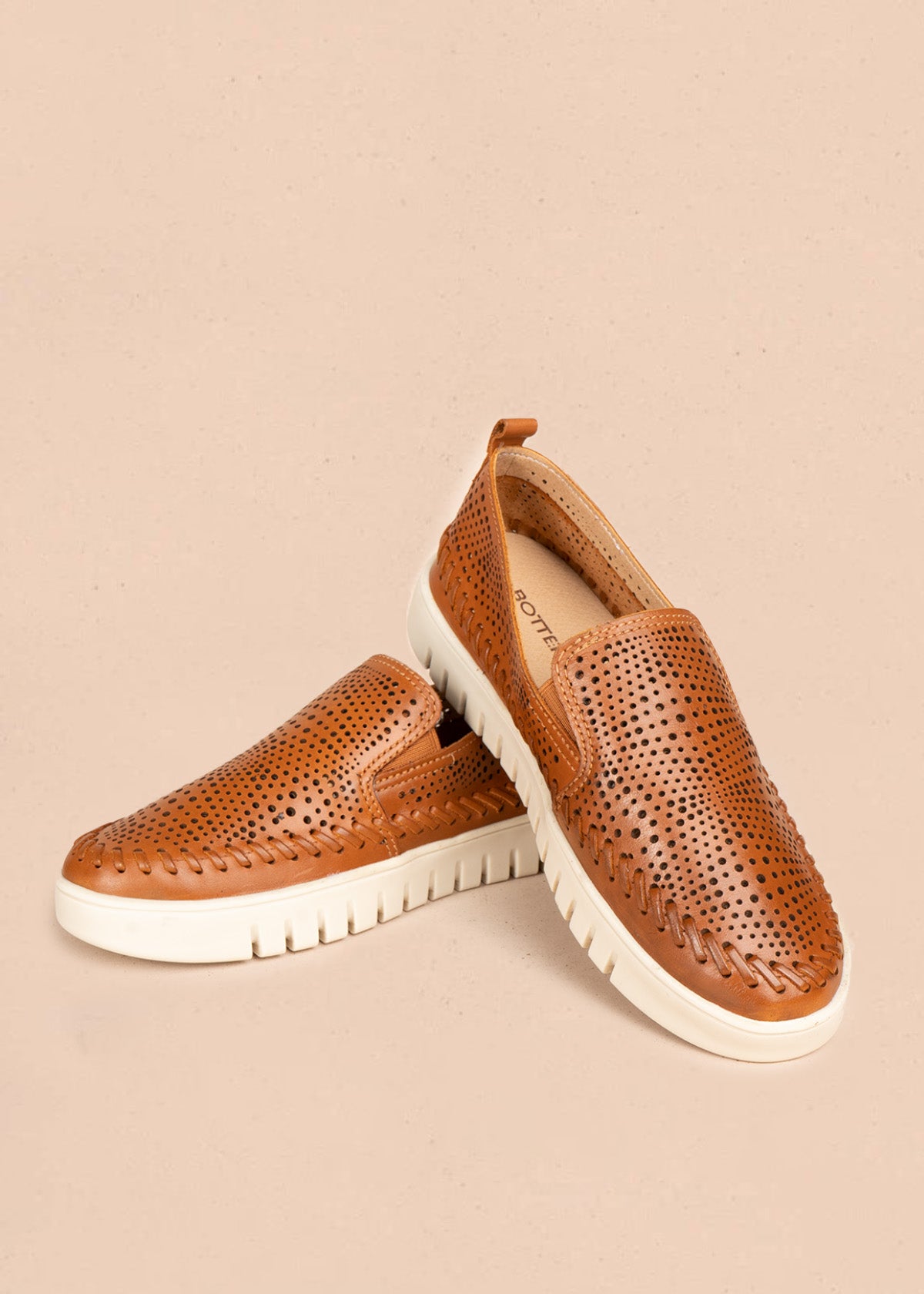 Zapato cerrado de cuero en color miel 106565