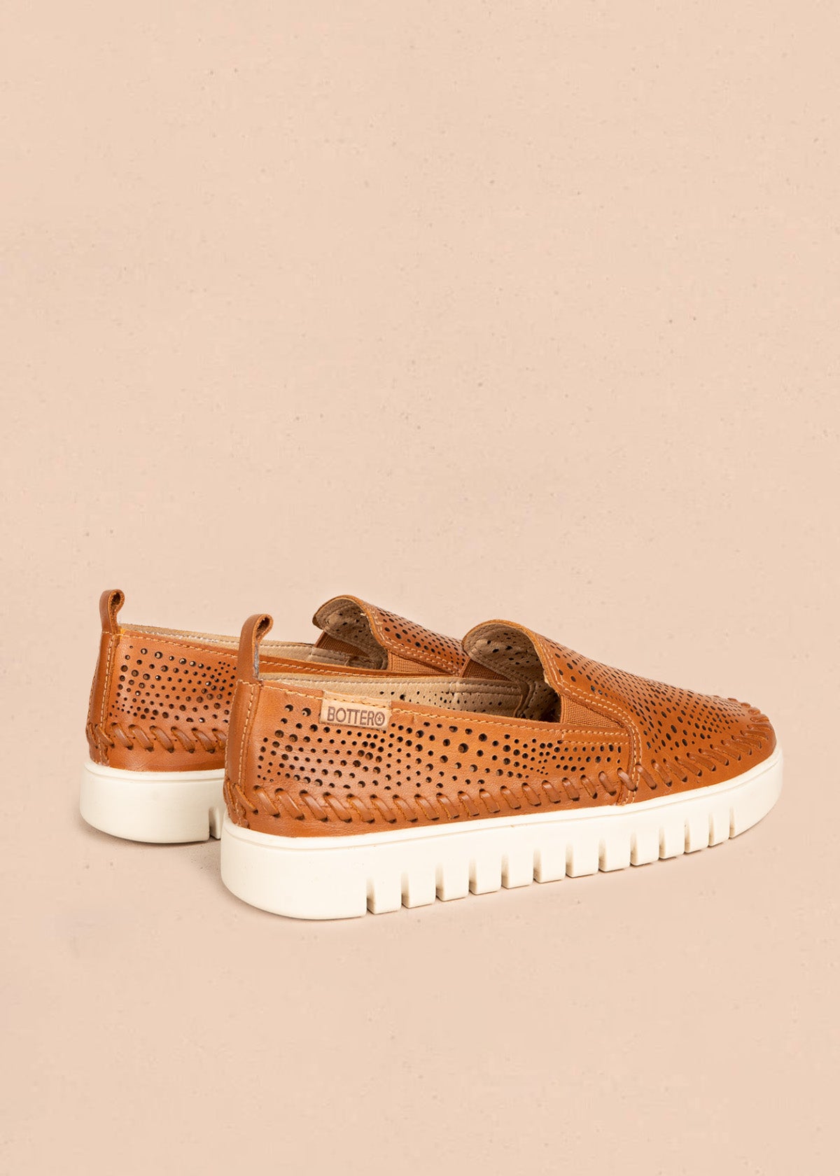 Zapato cerrado de cuero en color miel 106565