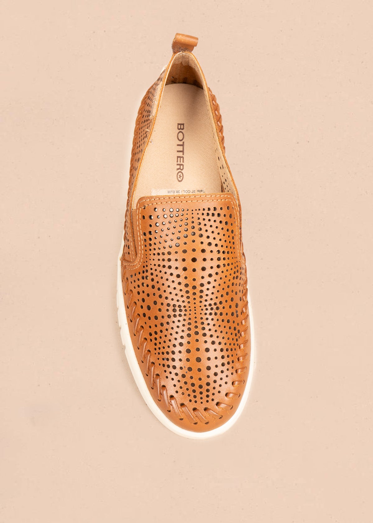 Zapato cerrado de cuero en color miel 106565