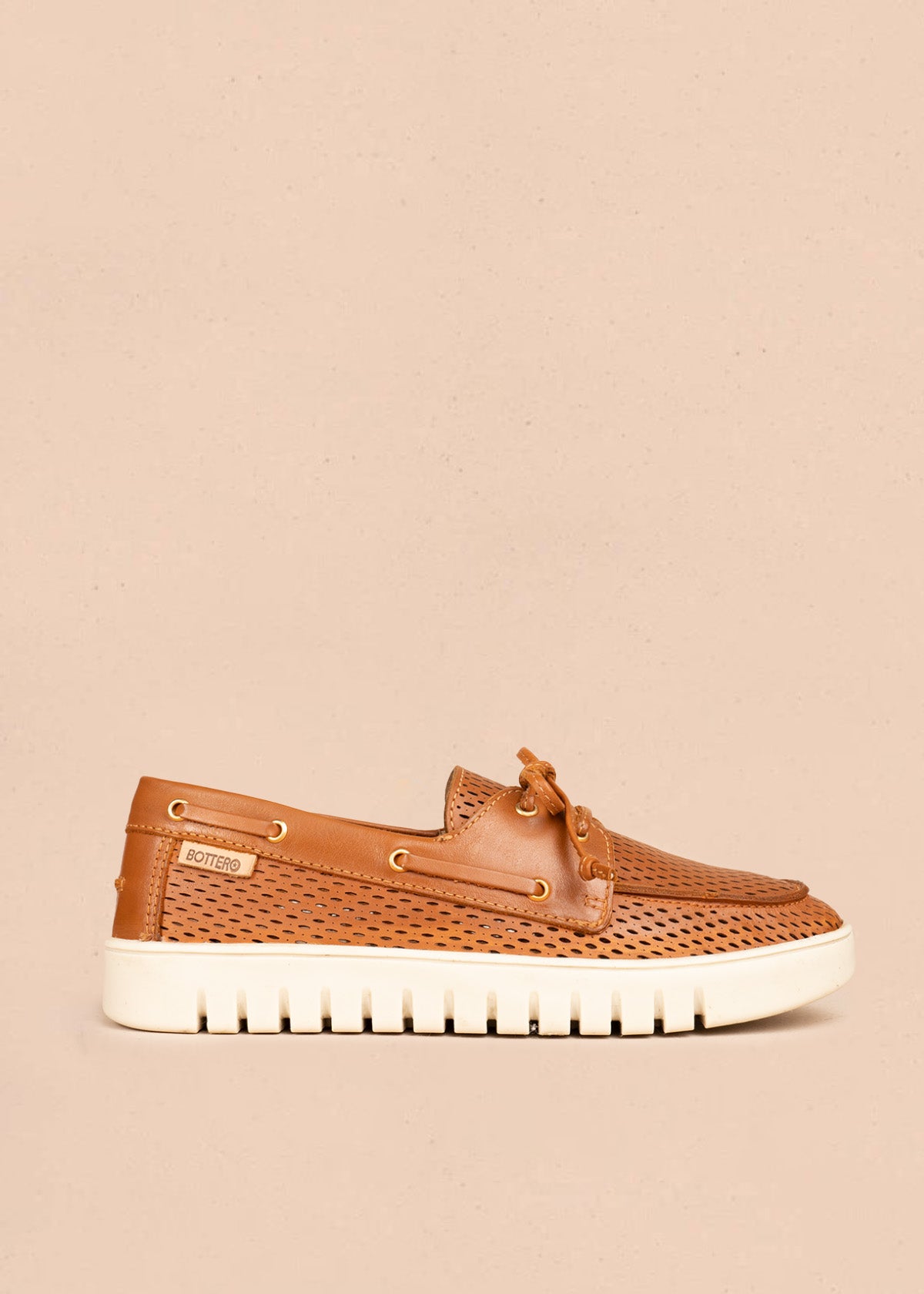 Zapato cerrado de cuero en color miel  106566
