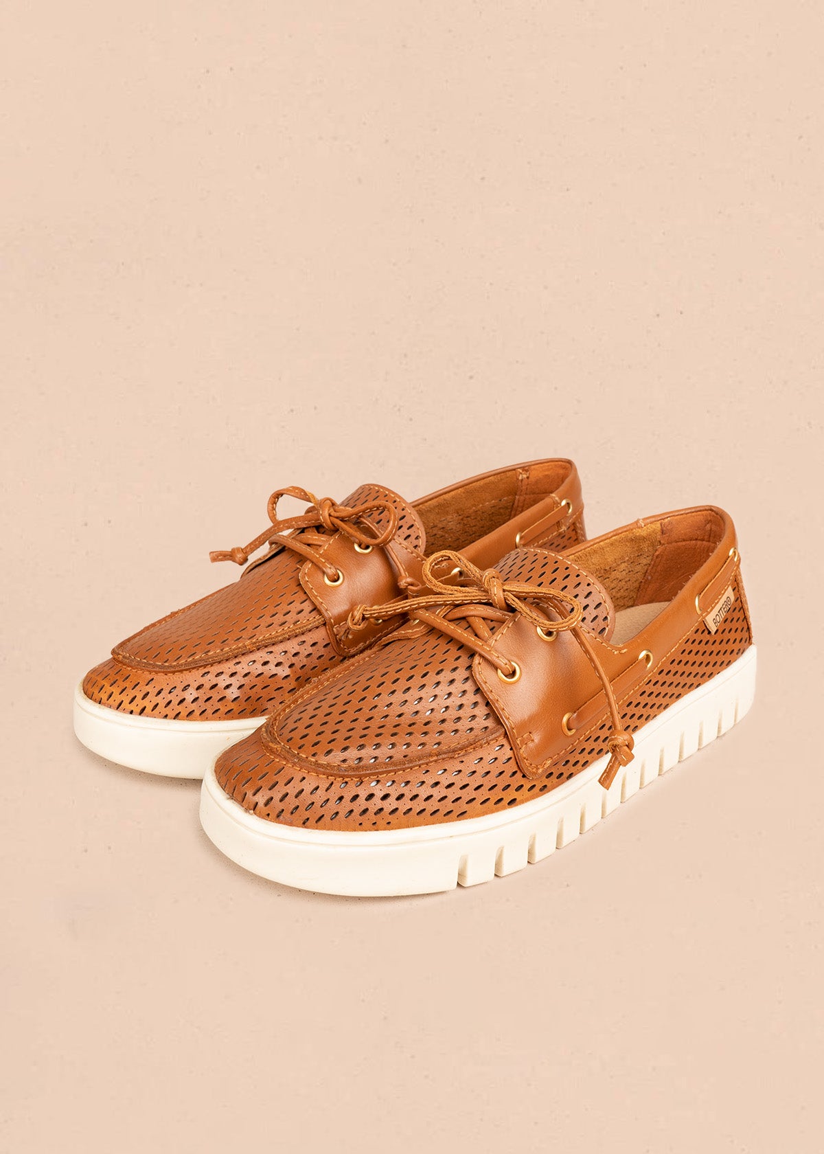 Zapato cerrado de cuero en color miel  106566