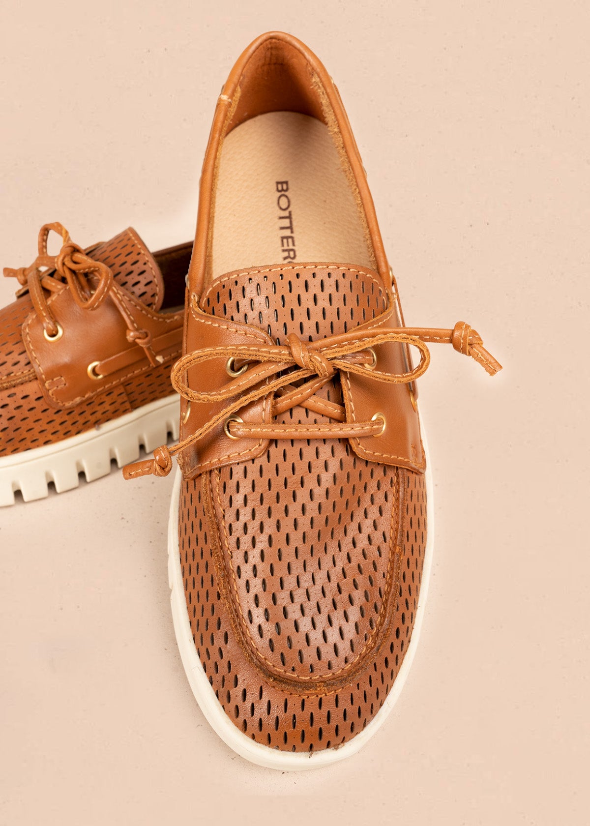 Zapato cerrado de cuero en color miel  106566