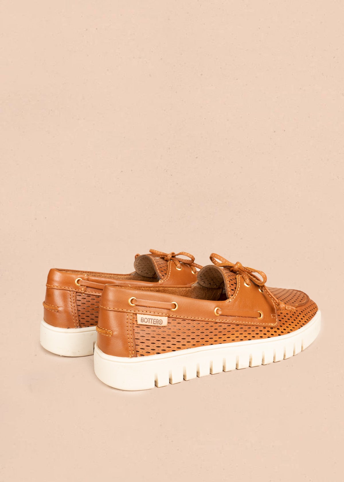 Zapato cerrado de cuero en color miel  106566