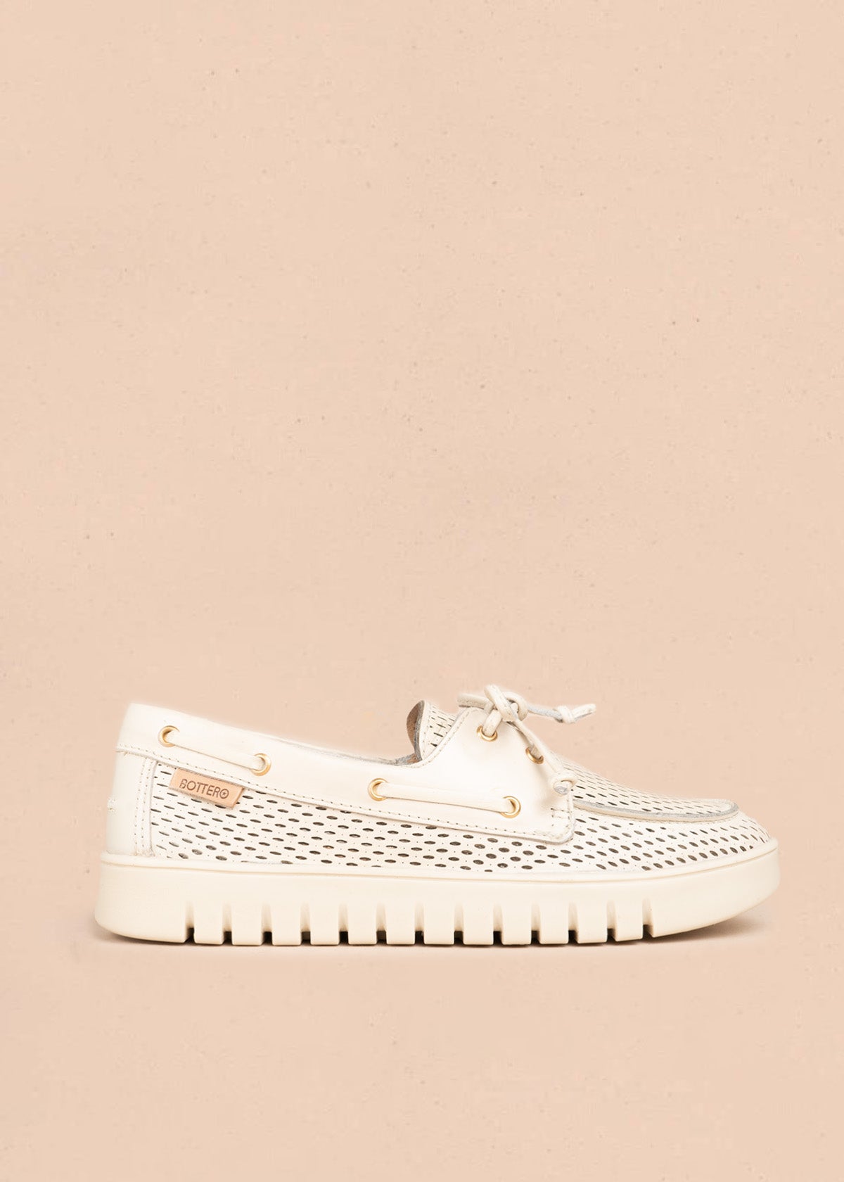 Zapato cerrado de cuero en color talco  106566