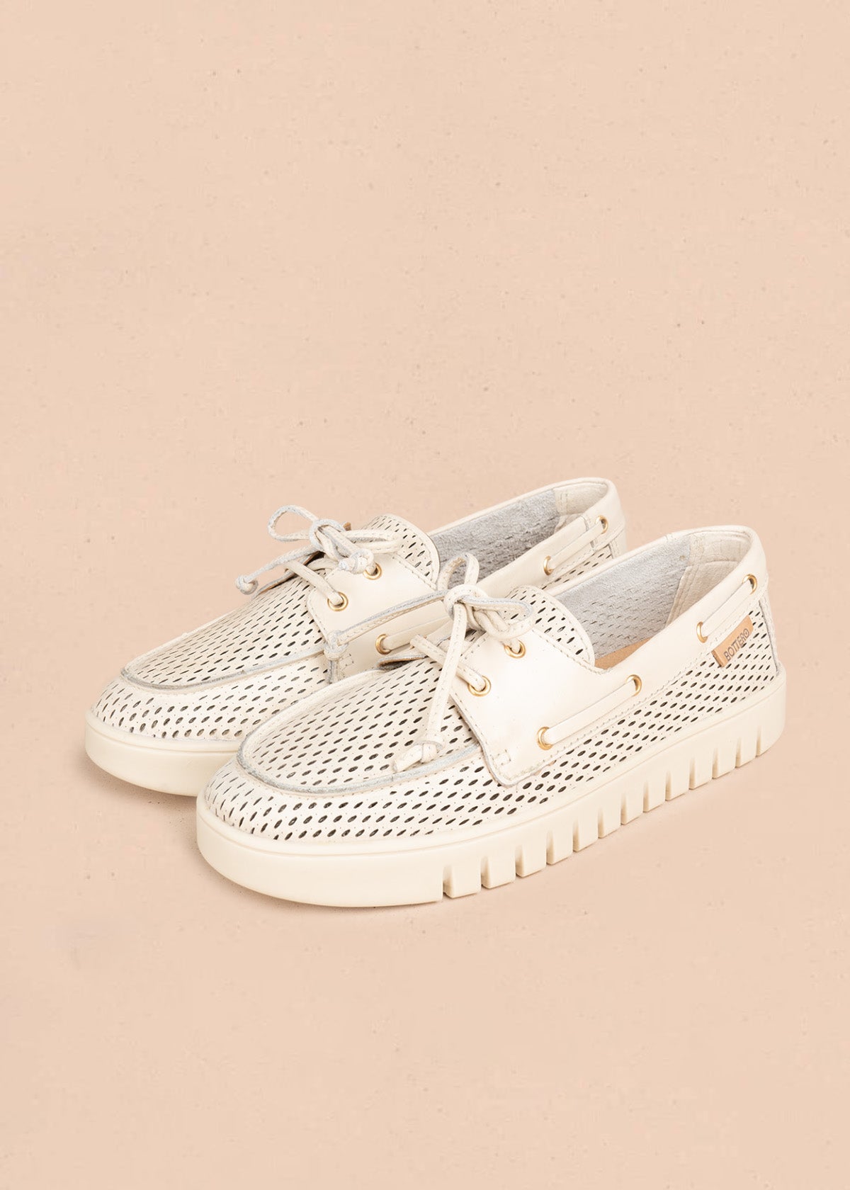 Zapato cerrado de cuero en color talco  106566
