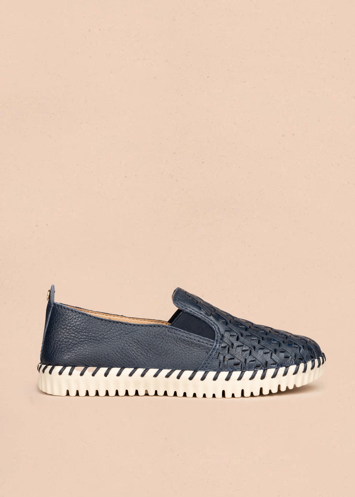 Zapato cerrado en cuero color azul 106570