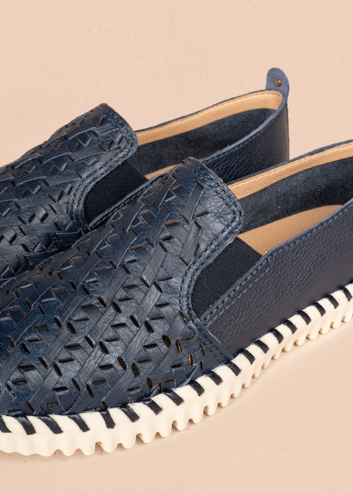 Zapato cerrado en cuero color azul 106570
