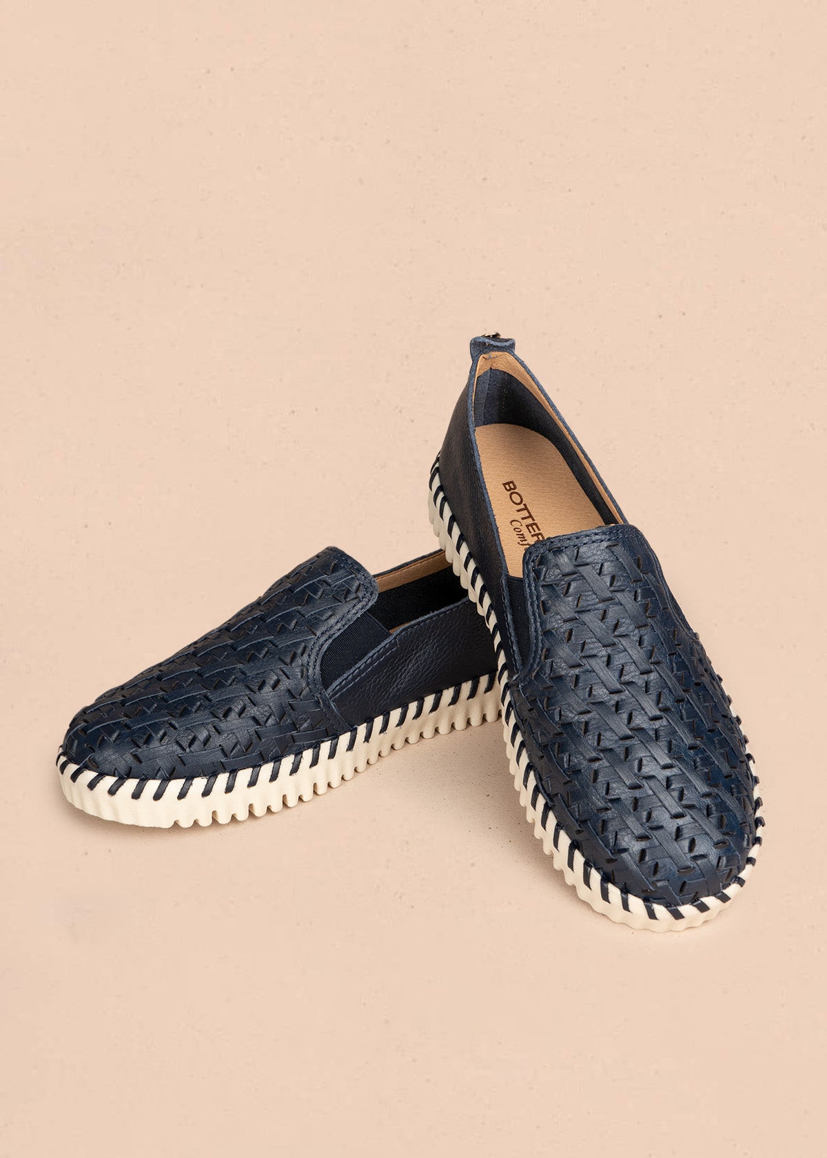 Zapato cerrado en cuero color azul 106570