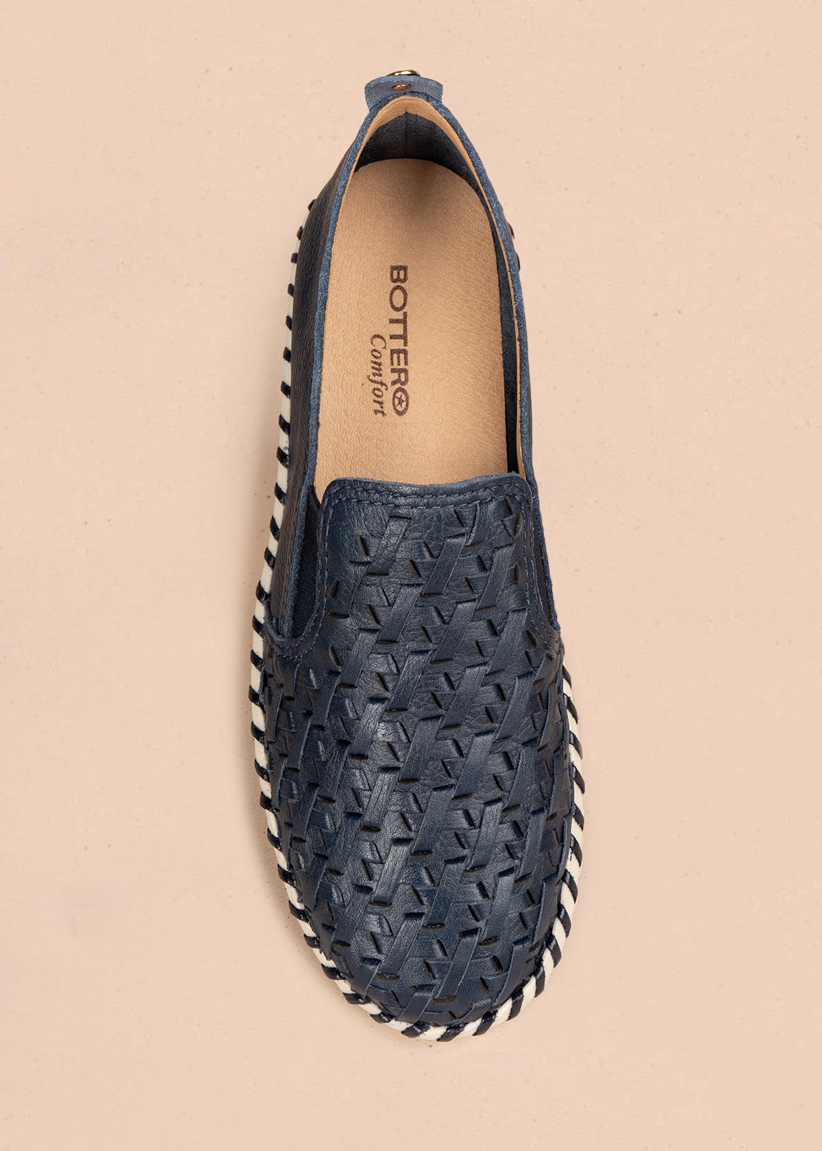 Zapato cerrado en cuero color azul 106570