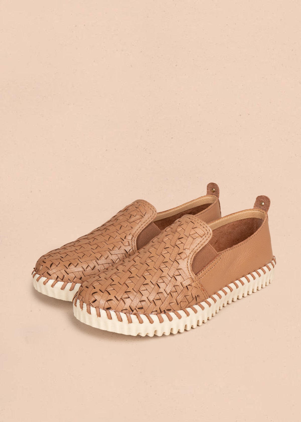 Zapato cerrado en cuero color moca 106570
