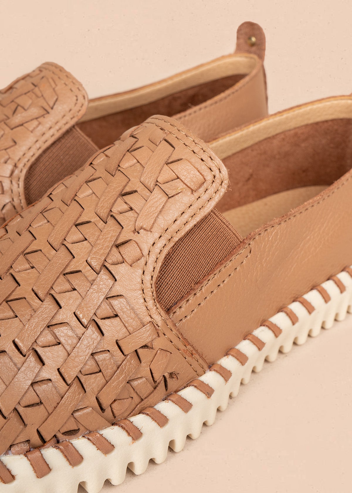 Zapato cerrado en cuero color moca 106570