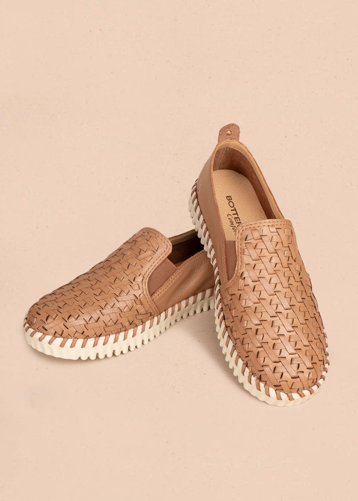 Zapato cerrado en cuero color moca 106570