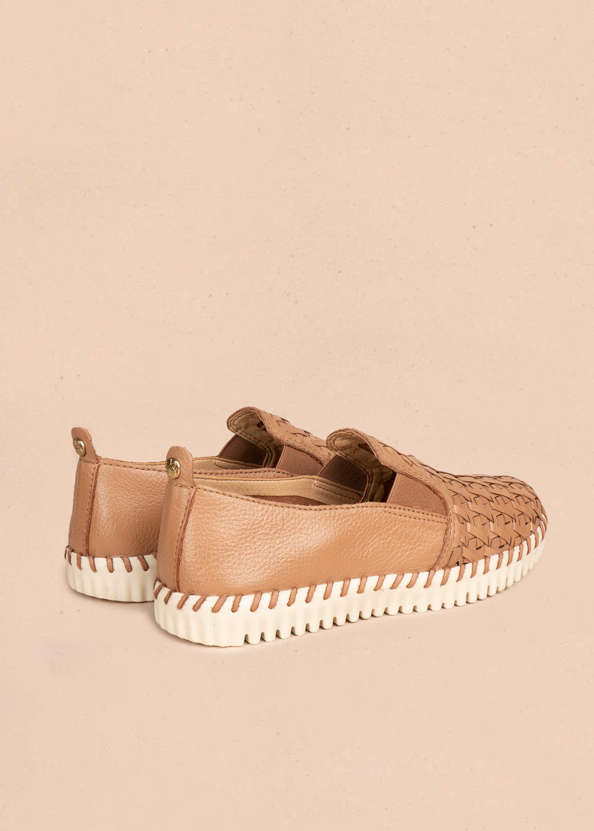 Zapato cerrado en cuero color moca 106570