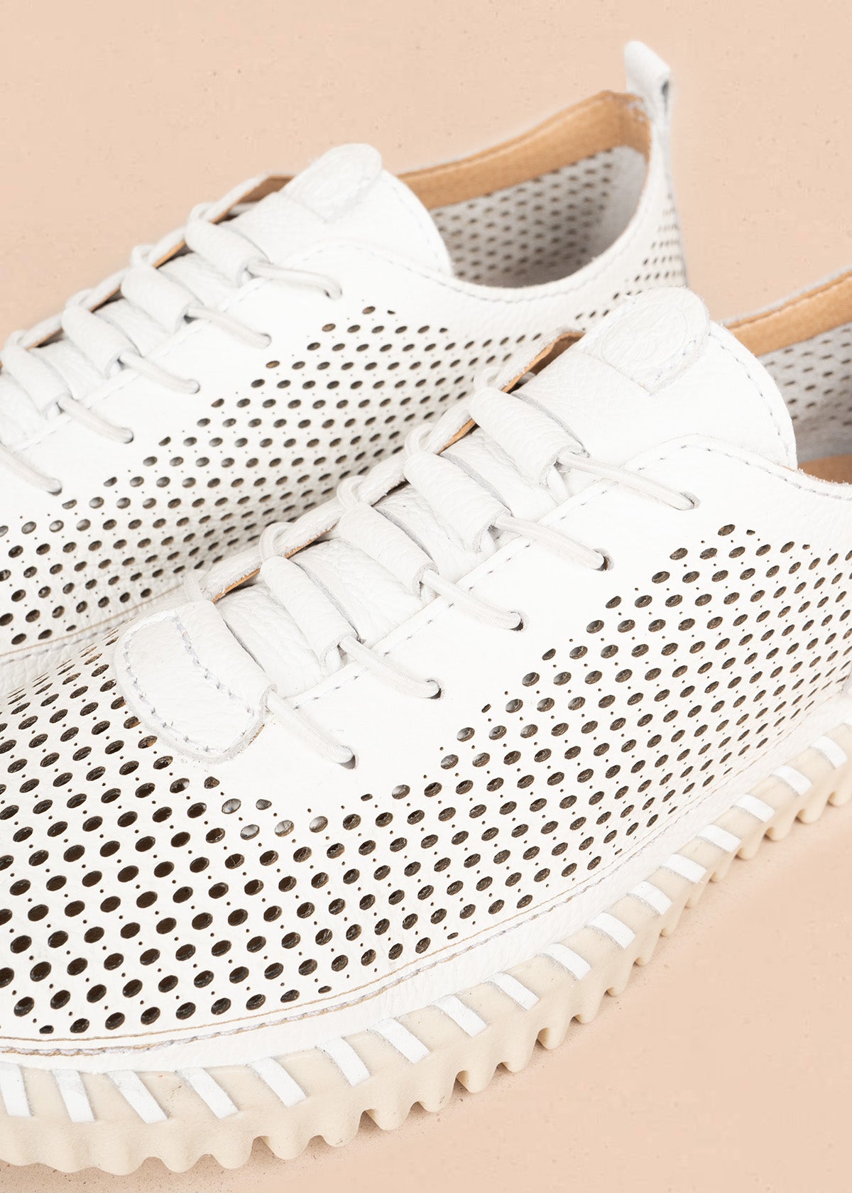 Zapatos con atadura en cuero color blanco 106571