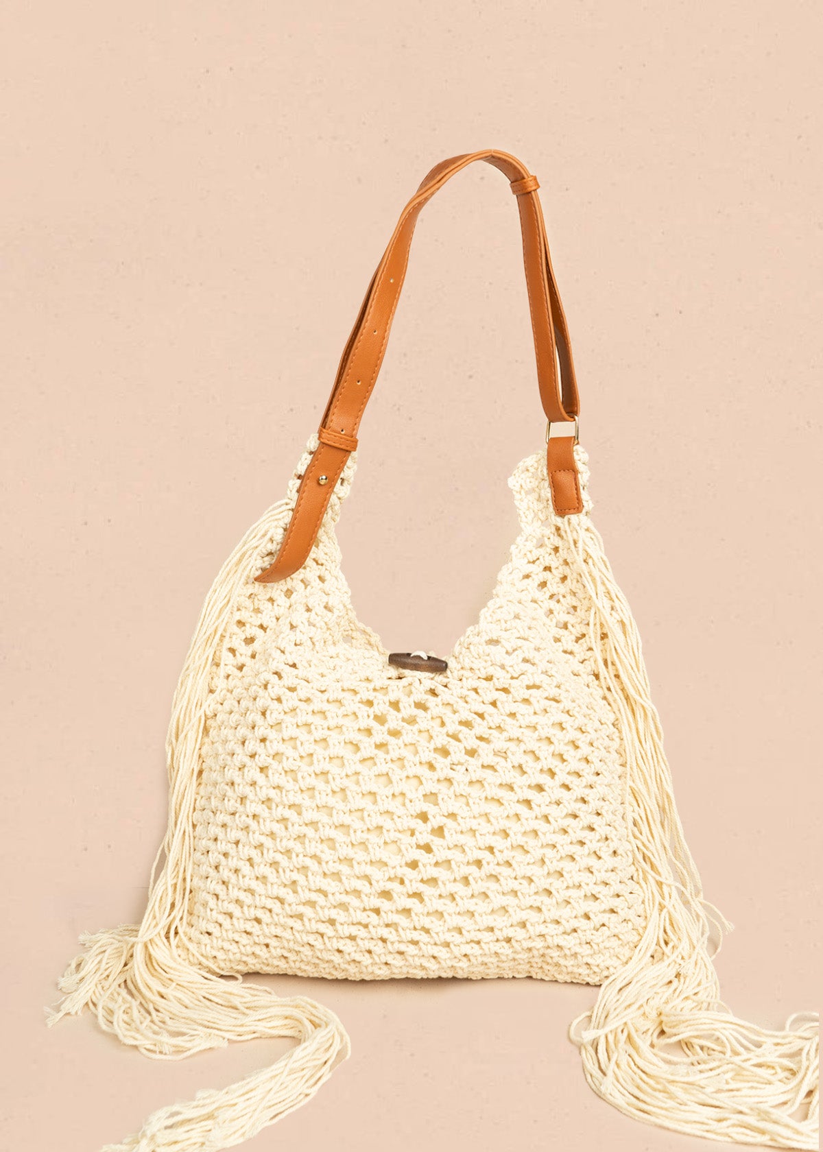 Bolso tipo tula color beige con flecos y silueta hobo 106572
