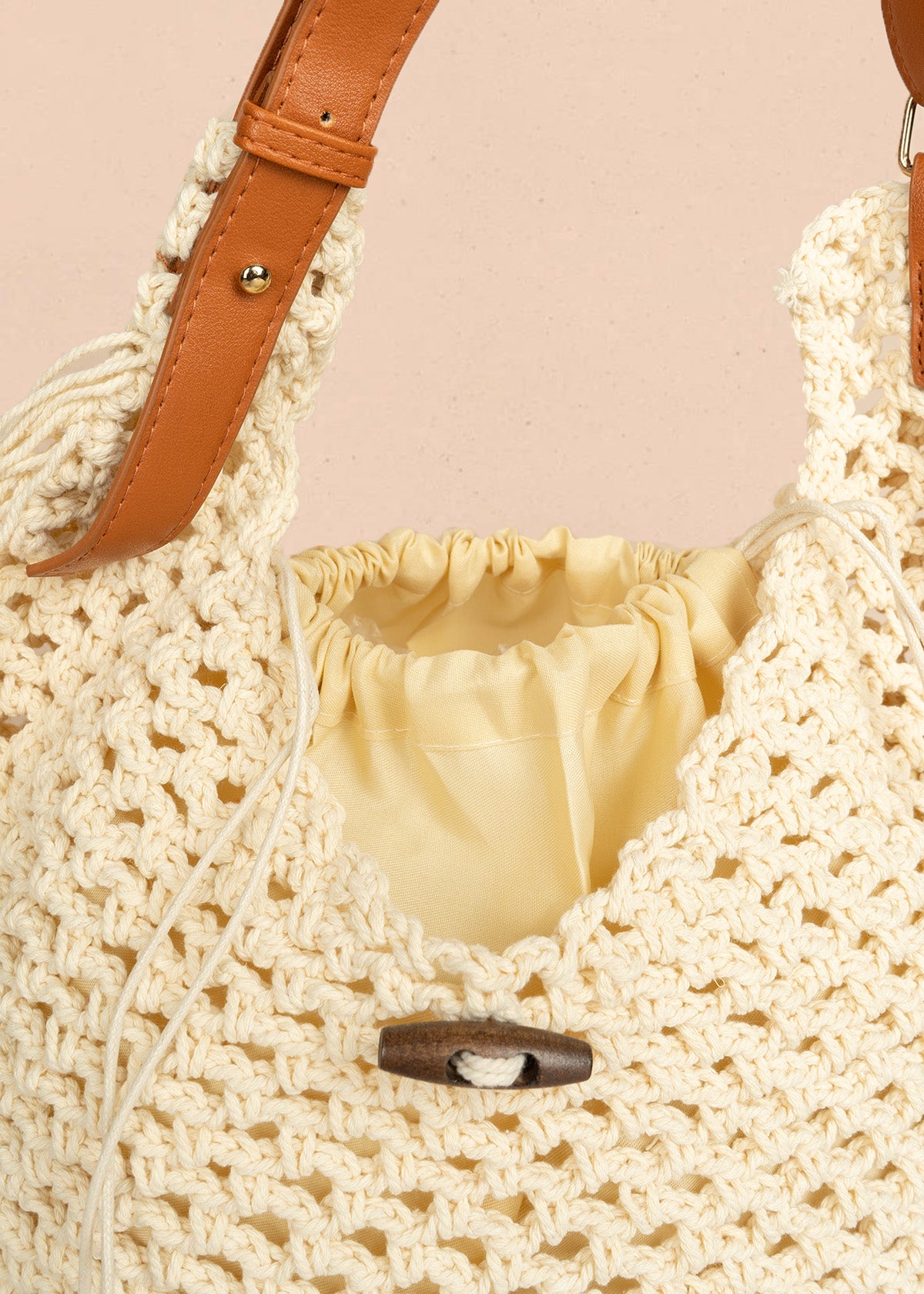 Bolso tipo tula color beige con flecos y silueta hobo 106572