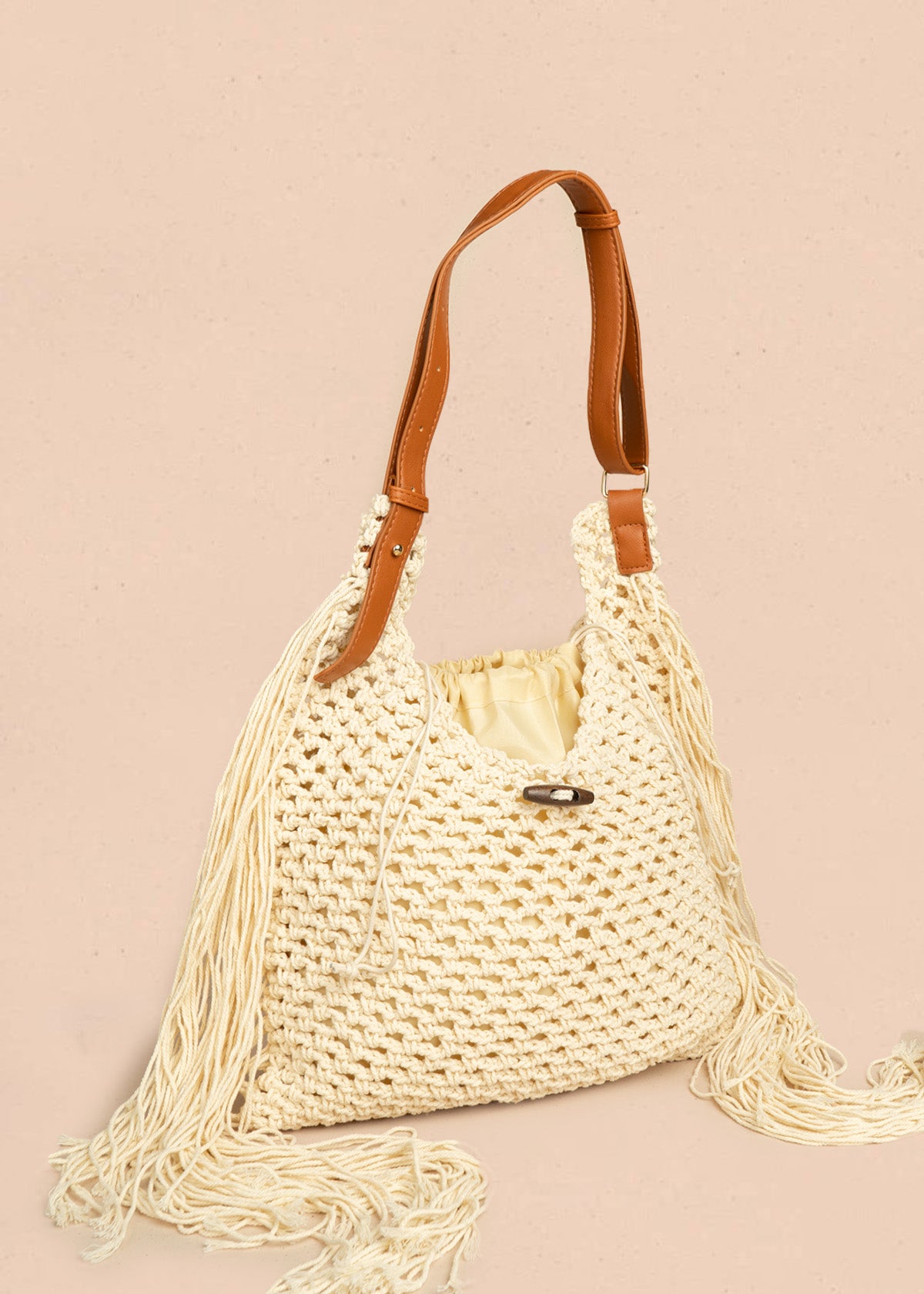 Bolso tipo tula color beige con flecos y silueta hobo 106572