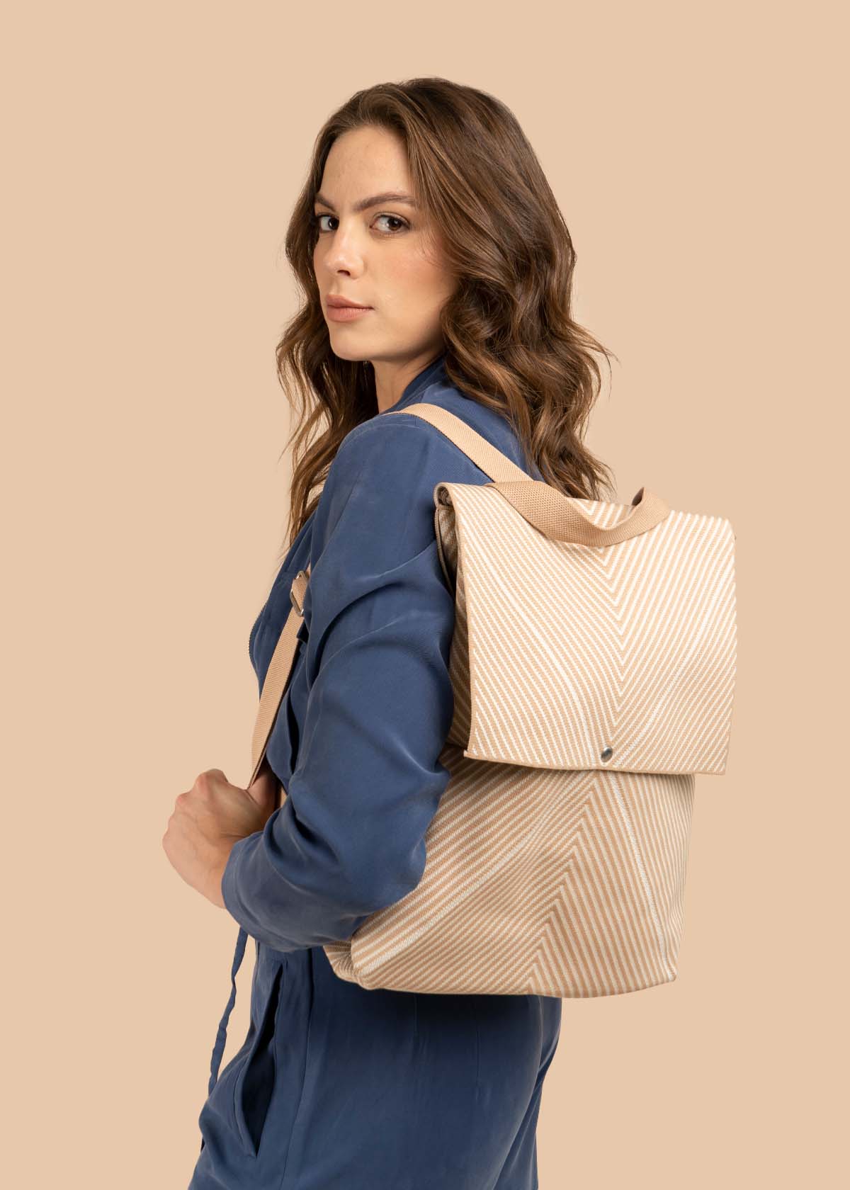 Morral color beige de tela con diseño chevron 106573