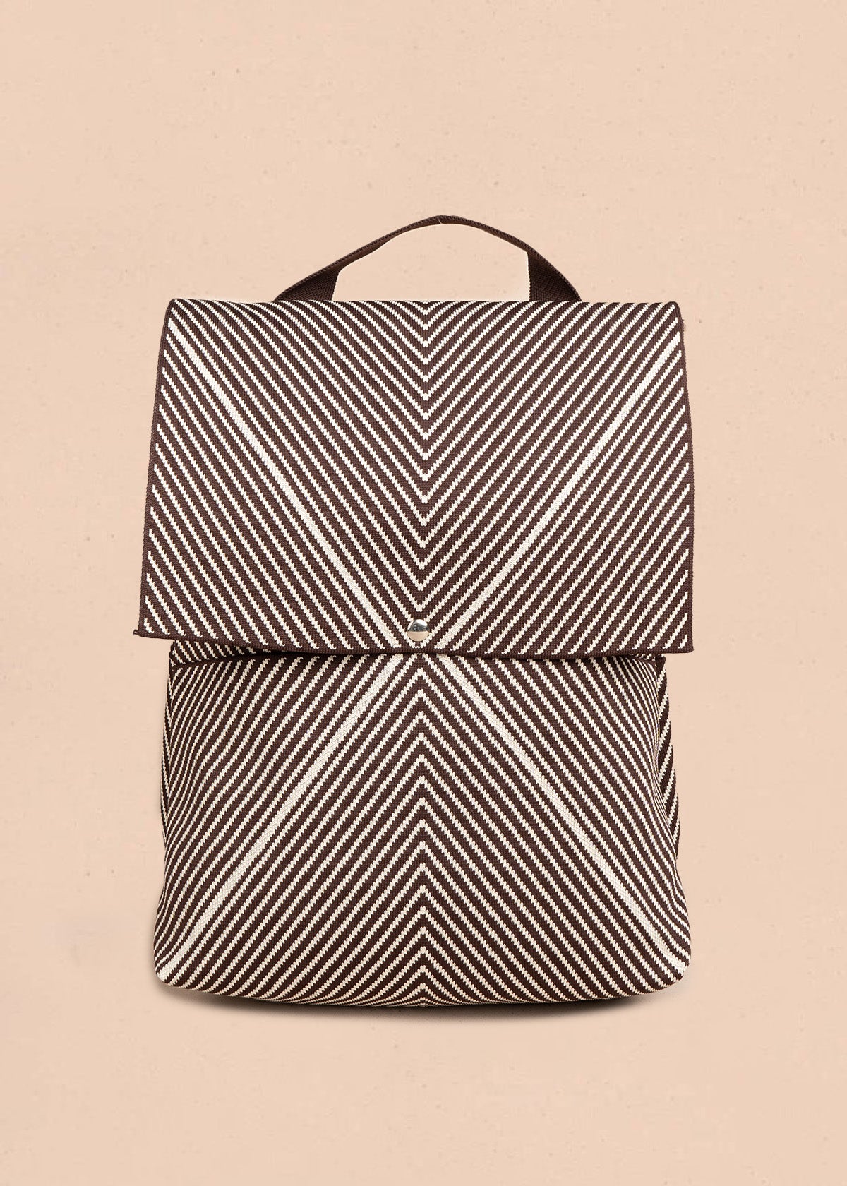 Morral color café de tela con diseño chevron 106573