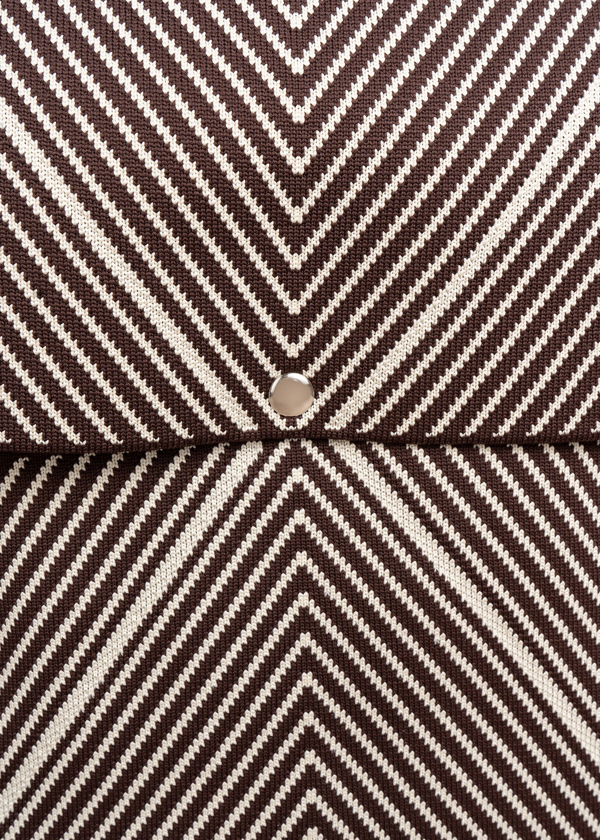 Morral color café de tela con diseño chevron 106573