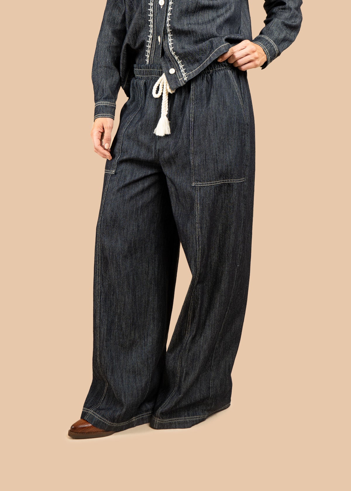 Pantalón color azul tipo denim con bota amplia 106576