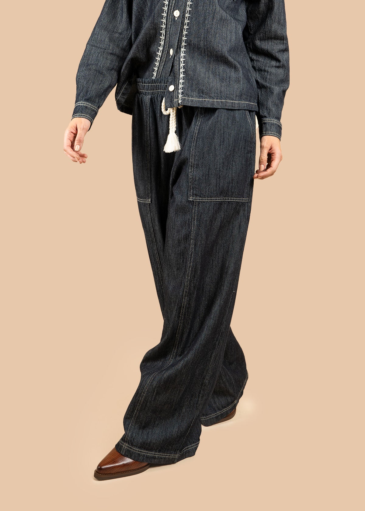 Pantalón color azul tipo denim con bota amplia 106576