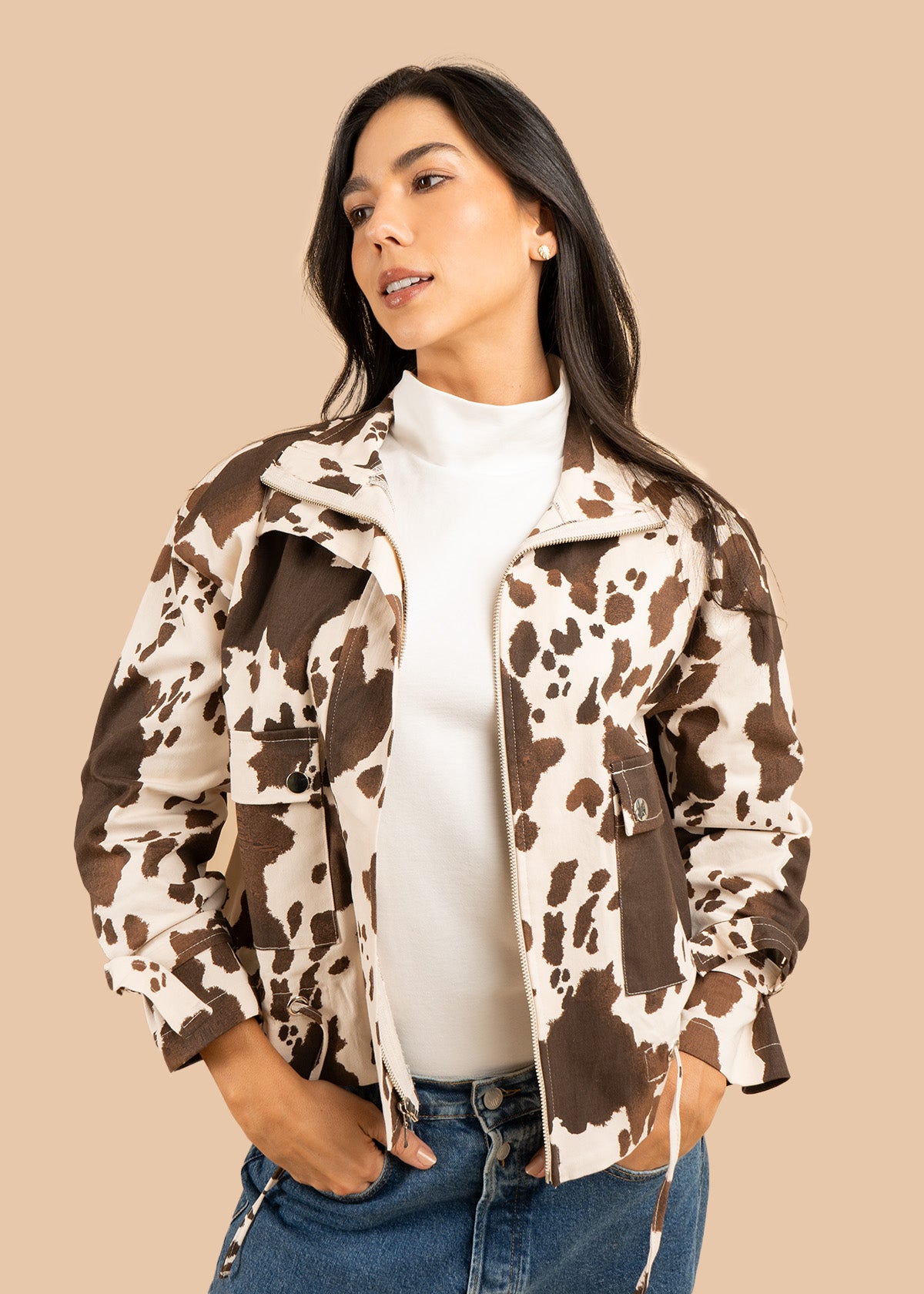 Chaqueta color animal print con cuello alto y bolsillos frontales 106577