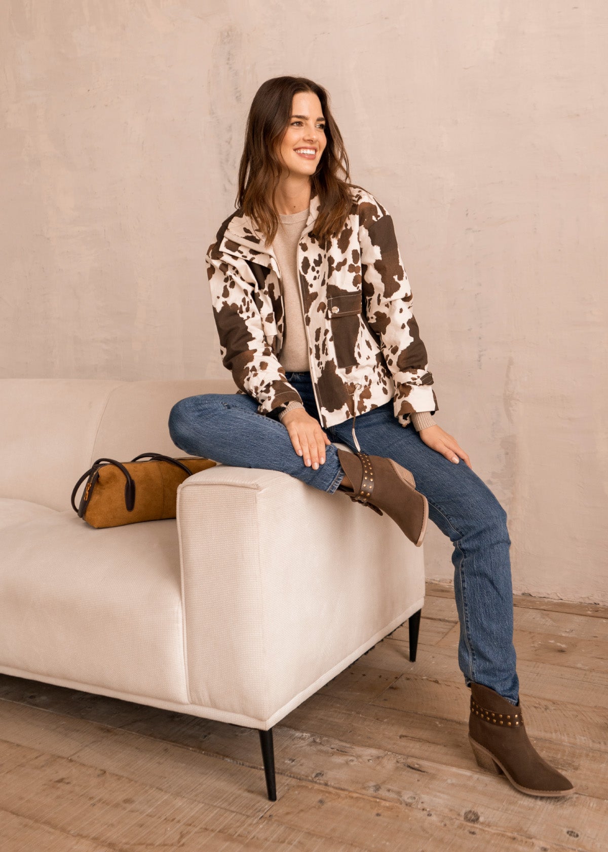 Chaqueta color animal print con cuello alto y bolsillos frontales 106577